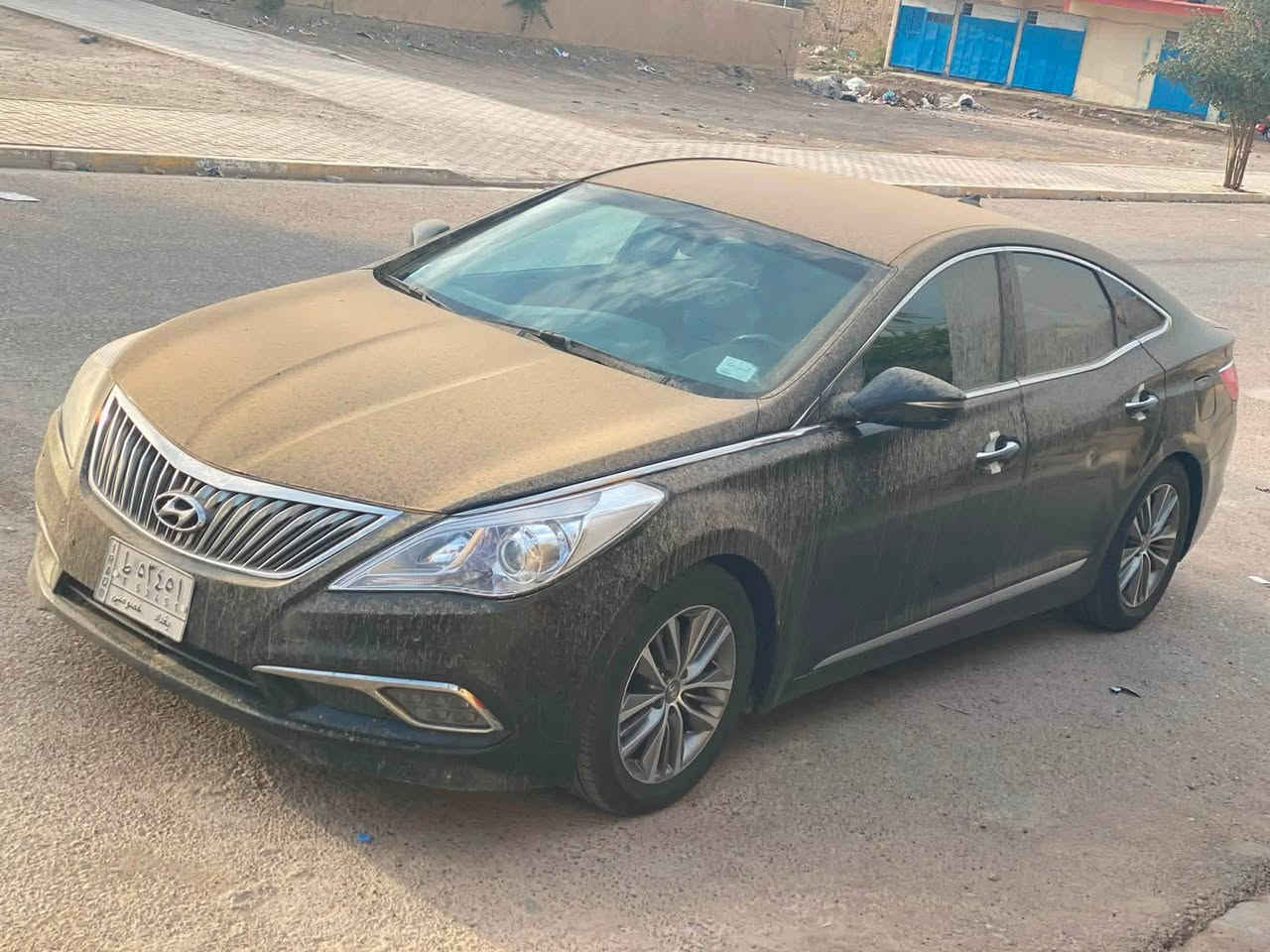 للبـــــيع ازيرا گراند اعلى فئة 2017 🚗
فول مواصفات ماعدا الفتحة

**المواصفات:**
- الموديل: 2017
- اللون: اسود 
- المحرك: 2400 ( 4 سلندر) يعني ماكو صرف بانزين 
- الكير: اوتوماتيك
- بصمة +اشارة ترحيب بالمرايات +لد اضائه 
- شاشة + كاميرا رجوع 
- كشنات جلد + تدفئة وتبريد مقاعد
- تحكم ستيرن + تدفئة ستيرن + مثبت سرعة
- حساسات امامي خلفي
- 6 ايرباك

- السيارة خليجي / وارد
- الضرر: الچاملغ الخلفي فوگ قبغ البانزين والچاملغ الامامي اليمين معدل ع البارد والبنيد رشيته صبغ لأن متضرر من فضلات الطيور والسياره مامتعوبه 15 يوم بالدوام ماتتحرك بس تشغيل يومين بالاسبوع 
- الرقم: بغداد سنوية بإسمي ثاني يوم تحويل
- السيارة جاهزة من كلشي مابيها اي نقص حداديه صار اسبوع من كملتها منظومة تبريد كاملة 

السعر المطلوب: 138وبيها مجال بسيط 
العنوان: بغداد المدائن سلمان باك خلف المرقد 
للاستفسار: ***********
