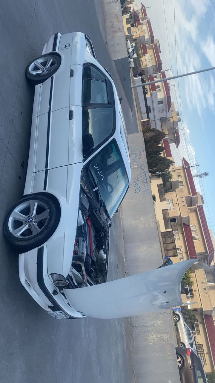 السلام عليكم بي ام دبليو مديل 90 بجم عريض مكينه كبس كير واكسل بشرط عليها كير عادي zf السياره شلعه ومعدل طياره كهربائيات كلها شغاله تبريد وتدفئه شغالات صدر امامي خلفي جديد مابيها نقص دعامياتM دوسات Mترايش M عليها وياله هامان طخم تاير جديد رقم السياره اربيل ومكانها اربيل الشراي يتصل هذا رقمي *********** مستعجل علبيع سعرها 39 والله مو سعرها بس متوازي وبل الف عافيه عل ياخذها
