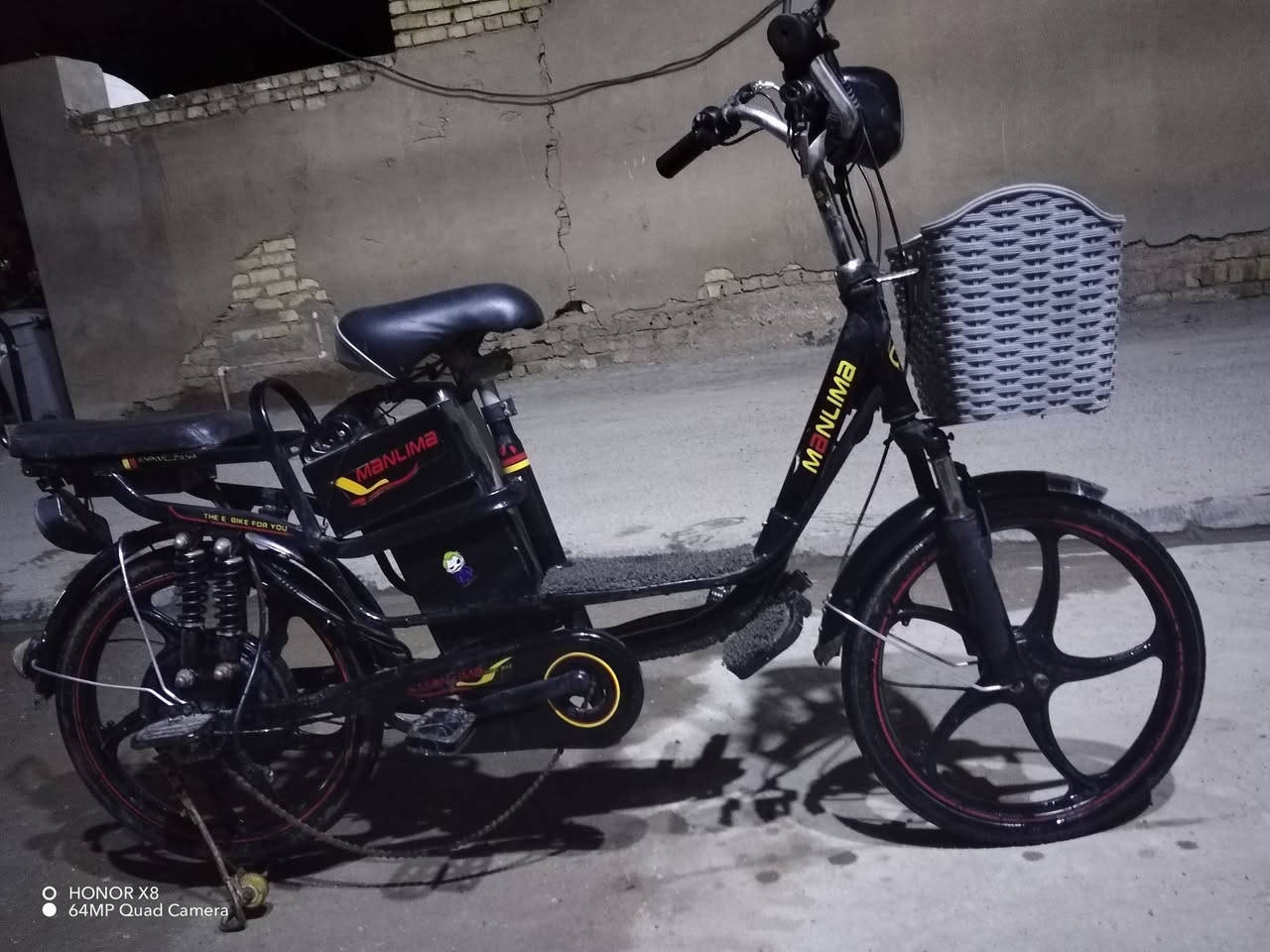 سكوتر كهربائي / دراجة كهربائية
ماركة: MANLIMA
🔋 البطارية
النوع: رصاص (Lead-Acid) 
العدد غالبًا: 4 بطاريات
السعة: 12V / 20Ah للبطارية الواحدة
المجموع: 48V
العمر: 1–2 سنة حسب الاستخدام
⚡ المحرك
القدرة:  500 - 750 واط
الدفع: خلفي
السرعة القصوى: 40-60 كم/بل ساعة
🔌 الشحن
الشاحن: 48V
وقت الشحن: 1-3 ساعات
يشتغل على كهرباء بيت عادي
🚦 المدى
مشي هادي: 25–40 كم
مع تحميل/سرعة: أقل
🛞 أمور ثانية
جنوط مگنيزيوم
فرامل: خلفي (وأحيانًا أمامي)
يتحمل وزن: 100–120 كغم
بيه دواسات (طوارئ)

السعر : 260 وبيها مجال

المكان : كوت / خاجيه 

الرقم : ***********
