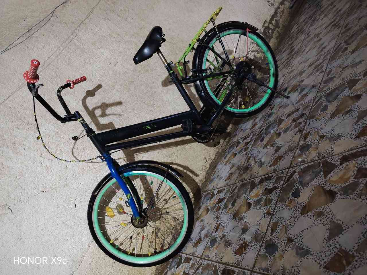 بايسكل  مستعمل عدد ٢ للبيع بيهن الازرك مكطوع الزنجيل والأسود نقص شغلات بسيطه بس شغال حله طهمازيه
*********** او المراسله ع الصفحه السعر خاص
