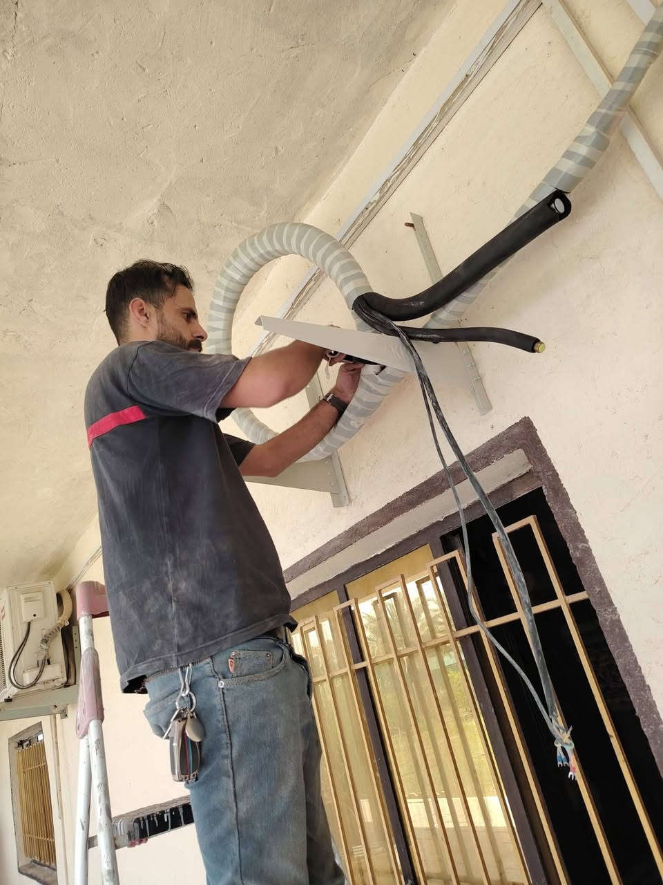 ملاحظة و نصيحة تقنية .

مع حرارة الصيف اصبح المكيف شبه ضروريا في كل مسكن لتلطيف الجو و توفير الراحة للناس . و خلال فترة الصيف يقوم الكثير من الناس بتركيب اجهزة تكييف جديدة في بيوتهم  . لكن الملاحظ ان اغلب المختصين في تركيب المكيفات لا يستعملون مضخة تفريغ الهواء pompe a vide قبل تشغيل المكيف . و التي تفرغ الهواء من الانابيب النحاسية قبل اطلاق غاز التبريد فيها . مما يعتبر خطأ يؤثر في العمل الجيد للمكيف .  فيجب على صاحب المنزل تنبيه الفني الى ذلك مع العلم ان اغلبهم يملكون هذا الجهاز الضروري لعملهم.
ورشة المتنقلة
وواتساب
***********
 ***********
