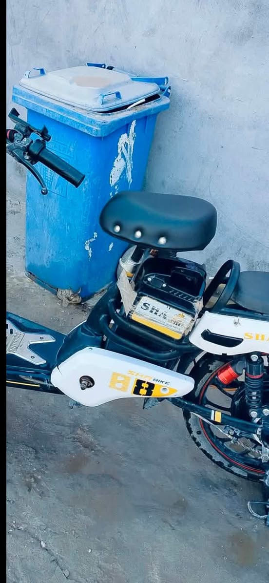للبيع: دراجة شحن SHA BIKE 88 الأصلية 🚲✨

 الحالة: نظيفة جداً وجاهزة وما تحتاج أي مصاريف.

 المواصفات: شاشة ديجيتال (لايلون البلاد بعدها عليها السرعه 47 )،

 أربع بطاريات 48 فوالت 

دبلات خلفية قوية للمطبات، سلة أمامية حديد، وكشن خلفي وية تكوة.

 الملحقات: قاعدة موبايل بالستيرن + الشاحن الأصلي.

 المكان: الناصرية.سوق الشيوخ 
 السعر: [250 الف الشراي يدخل خاص ]
 للتواصل: [*********** ] أو مراسلة الخاص.
