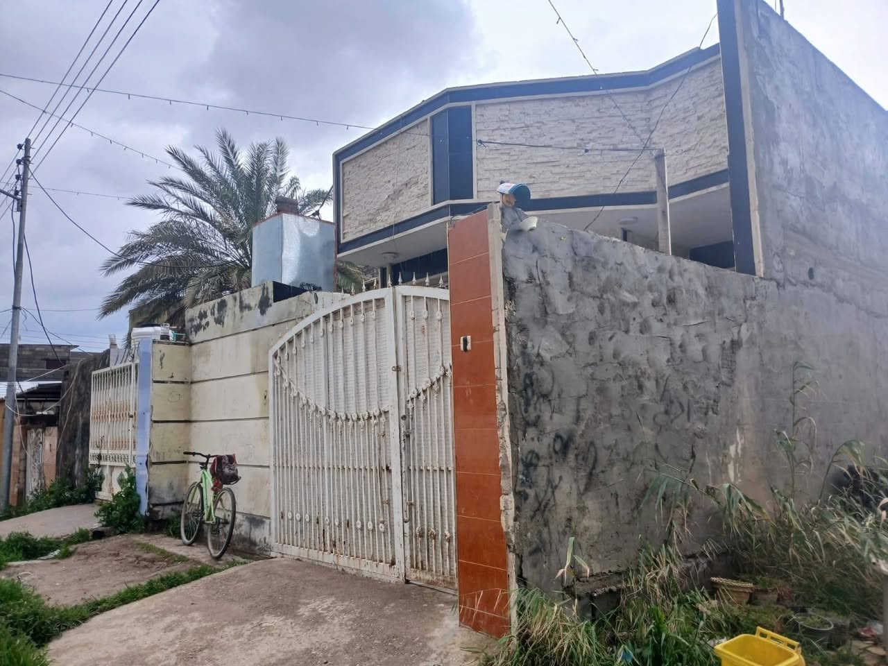 دار للبيع مساحة ١٥٠ م طابو صرف بناء حديث طابق واحد يحتوي على غرفة نوم وصالة ومطبخ حار وبارد وصالة داخلية وصحيات داخلية وخارجية الموقع الحديد حي الاملاك خلف فرن الصمون للاستفسار الاتصال على الرقم ***********
