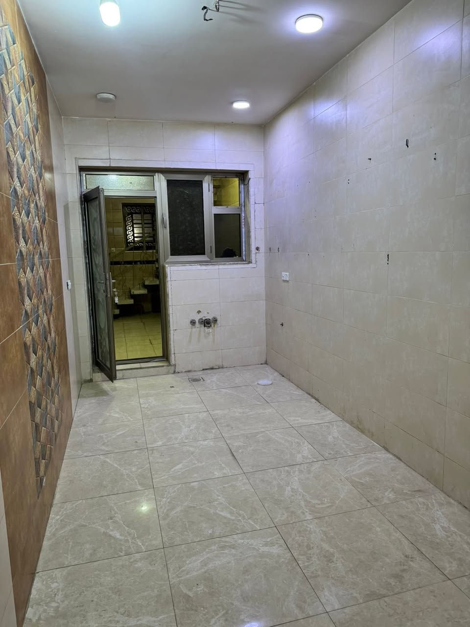 #للايجار_في_السيدية
دار سكني طابق ارضي المساحة 150م

يحتوي  وغرفتين وصالة ومطبخ وخدمات

السعر 700 الف قفله

للأستفسار:***********

مكتب الفهد الهندسي للتطوير العقاري
