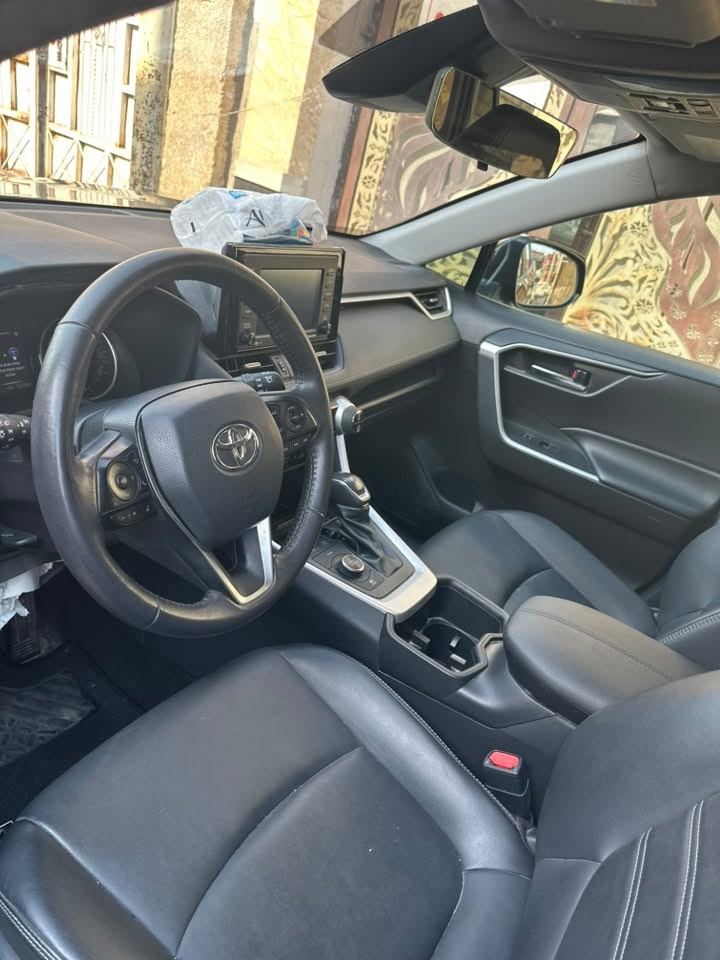 للبيع هايبرد Toyota rav4 2022 hybrid
مواصفات xle premium زيرو فول ((رقمي *********** مكاني البلديات ))) سيارة ماشية  16 الف ميل بطاريه ليثيوم 

ولا رسالة بالدشبول 

لا لغد ولا شاصي بيها صبغ شبر بحاملغ الأيمن والأيسر وطخه بسيطه بصندوق باقيه ع وضعها  …. رقم بغداد الدولي  

ملاحظة السياره عليها طبقة حماية ppfجاي وياها من أمريكا 

المواصفات :- 

بصمه تشغيل / سلايد روف //جنطه كهرباء / كشنات جلد

كشن خزن كهرباء  / لايت  زنون/اشاير بالمري /شاشه كبيرة تدعم كار بلي // كامرا تحكم ستيرن كامل /3انظمه قياده ( سبورت ، عادي ، ايكو ) /رادار امامي // رادار جانبي //هند بريك بصمه// واوتو هولد  //( توقف ذاتي ) /انطفاء ذاتي في الازدحام والتوقف  /نظام نقطه عمياء تحذير عند الاقترابBsm 

 // تبريد منفصل قطعتين  // شحن وايرليس // تايرات مشيلن اصلي // نظام حفاظ على المسار LTA //حساسات ضغط هواء // ويل كب كروم //ستيرن و مقاعد تدفئة// دفع رباعي / ي ف مود
