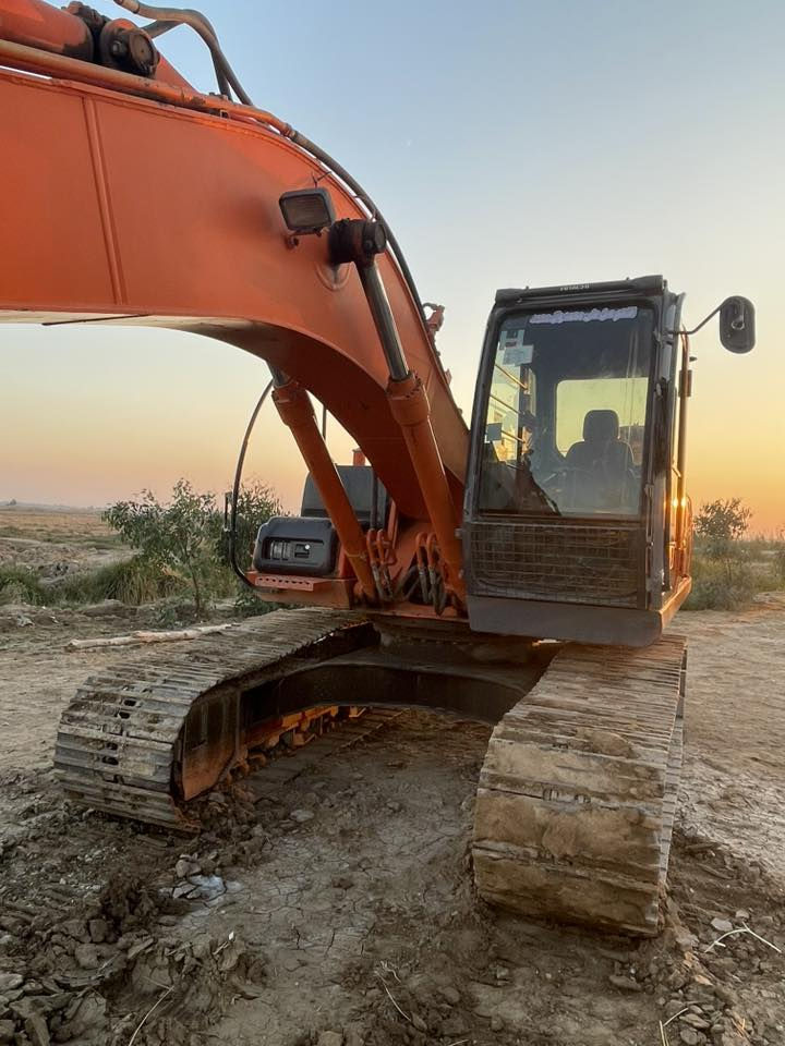 السلام عليكم حفاره زت للبيع موديل 2006 حجم 210Hمامفتوح بيه برغي مكفوله كفاله عامه***********
