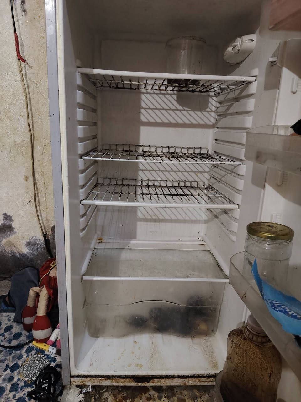 ثلاجه للبيع نضيفه شوف العين السعر ١٧٥ وبيه مجال بصي مكاني بابل شارع ٦٠ قرب كراج الموحد الشراي يتصل ***********
