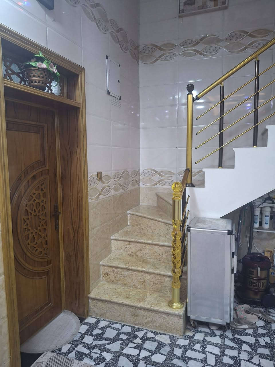 بسم الله الرحمن الرحيم اللهم صل على محمد وال محمد  دار للبيع 100م طابقين بناء حديث طابوق يحتوي على ثلاث غرف نوم وصالتين واستقبال ومطبخ وثلاث صحيات يتوفر جميع الخدمات ماء مجاري كهرباء شارع عرض ٨م تبليط الموقع كربلاء المقدسة حي العباس الفرع الثالث عمود ١٣ قرب مولدة علاء للاستفسار الاتصال على صاحب الدار سيد مصطفى الصافي *********** طابو زراعي ٢٥ اقرار قاضي
