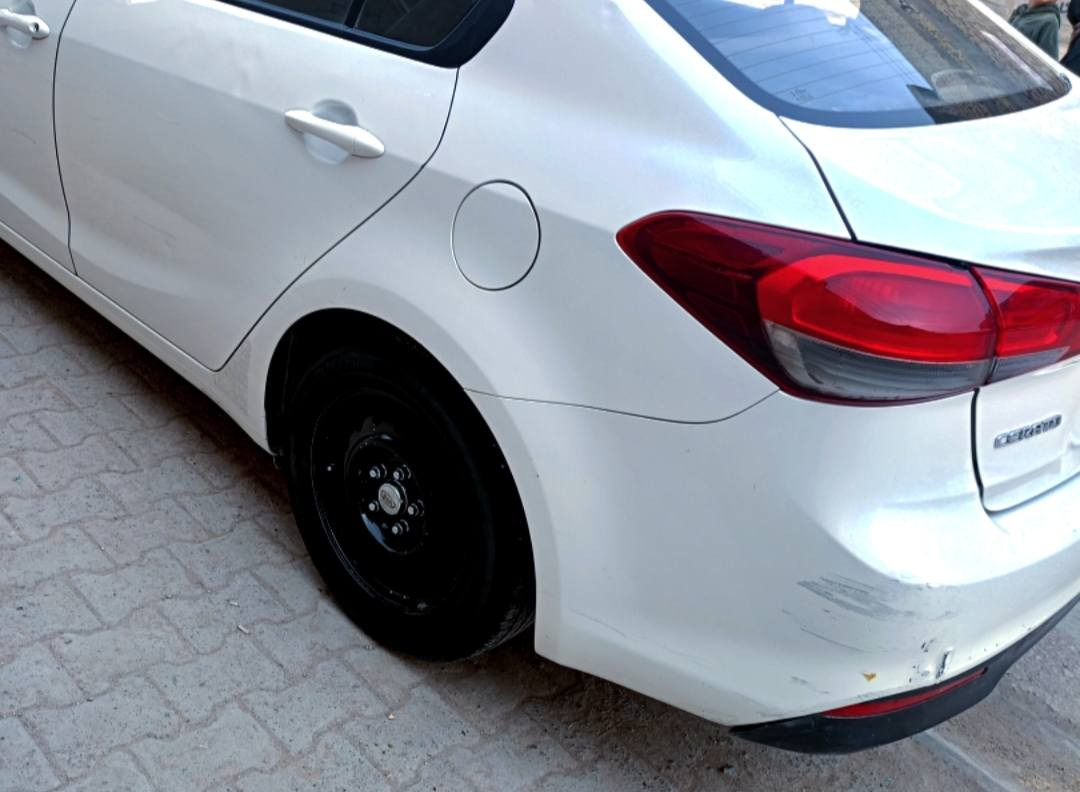 سلام عليكم من رخصة الادمن: للبيع كيا سيراتو خليجي موديل 2017
مكفولة كفالة عامة ما عدا بارد بالجاملغ الايمن مقدار اربع اصابع فقط. 

المواصفات كاملة – السيارة نظيفة جداً
مكينة وگير وشاصي بحالة ممتازة
بارد حار شغال 100%

- استخدام شخصي ومحافظة عليها. 

- السياره مكانها بالنجف ومطلوبه غرامات مرور بالنجف 800 الف تنزل من سعرها. 

(رقمها شمالي سنويه صاقطه) 

- السعر $128 وبيها مجال. 

للإستفسار الاتصال على الرقم: 
*********** وبي واتساب.
