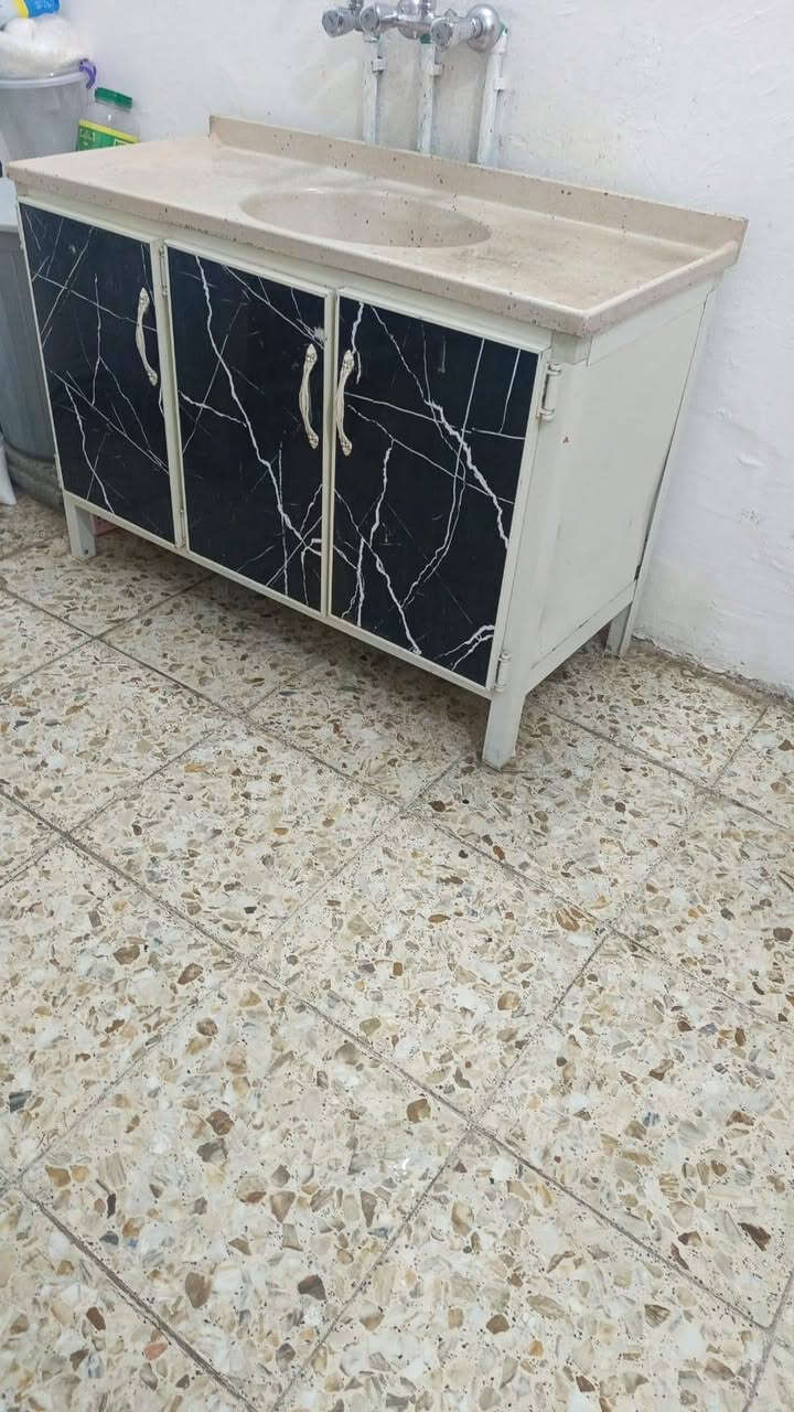 سلام عليكم كاونتر مستعمل  للبيع نظيف جدا تعال وشوف بعينك مكاني شعلة  نريده ب ٢٠٠ اتصل على رقم ***********
