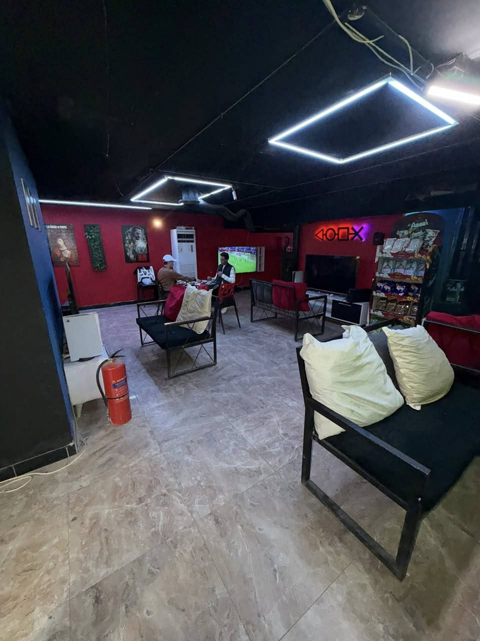 السلام وعليكم قاعة حاسبات (للبيع) نييت وورك متكاملة وجاهزة وشغالة اريد ابيعها لان مستعجل على سفر 
القاعة تتضمن (١٢) pc تدعم جميع الالعاب 
وبليات 5عدد خمسة هنة والشاشات والملحقات كاملةوغرفة vip  والقاعة كاملة بس تجي تفتح وتشتغل ع باب الله 
مكان القاعة بغداد حي الخضراء ع الشارع العام 
للاستفسار ***********
