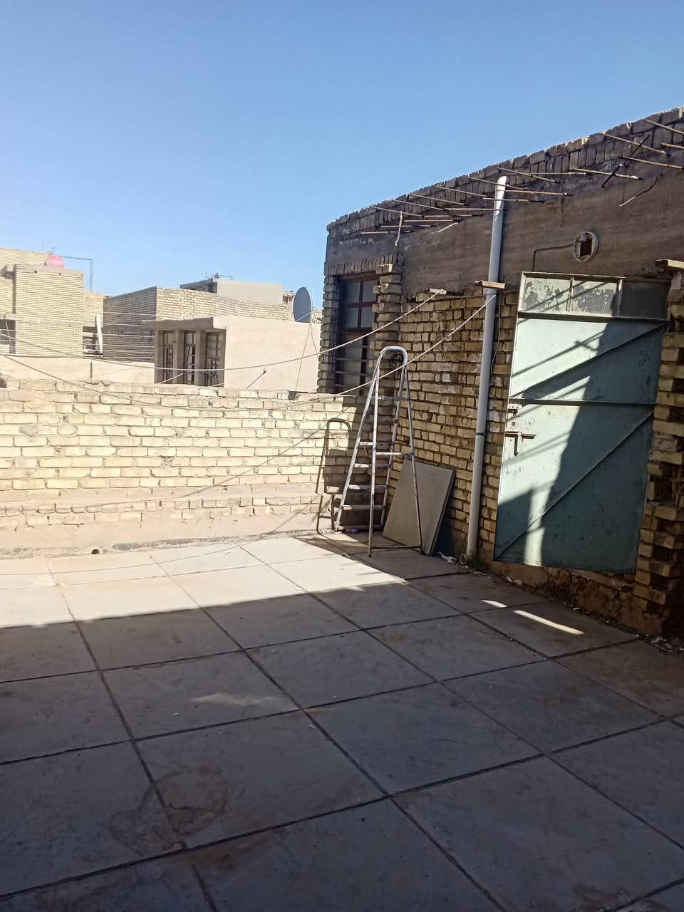 سلام عليكم نصف قطعة خلفية للبيع مساحة 75م بناء جديد و نظيف طابق و نص أم نجم شارع سالم قرب ماركت ابو حسين السعر 87 و بيه مجال 
الاستفسار 
***********
***********
