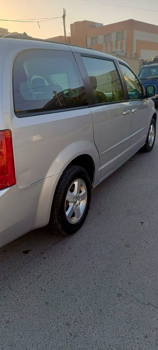 اللهم صل على محمد وآل محمد
مكلف بالنشر 
دوج كرفان ٢٠٠٩
ماشية ٨٢ الف حقيقي 
داخله كلين وصار بيها بالعراق حادث جدا بسيط وعلى اثرها تم تبديل باب صدر عكس السايق محرك٣٨٠٠ ابواب كهرباء فرس وسطي تحكمات تبريد ٣ قطع كشنات منفصله
السعر ١٢٠ وبيها مجال للجادين
مكان السيارة الحرية دور نواب ضباط 
الاتصال ***********
