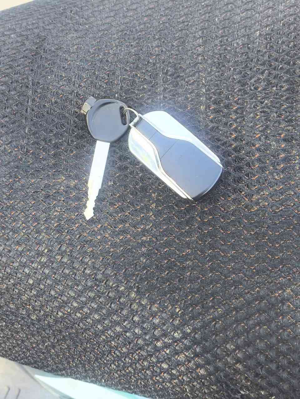 سلام عليكم
دراجة للبيع نوع صيني اللون زيتوني 
موديل 2023
دراجة جاهزة 
التفاصيل 
لايت وبكلايت زنون 
شوتة جديدة 
كهربائيات الدراجة جاهزة
سلف  
وأشاير يمنة ويسرة
وأشاير رباعي  
بصمة تشغيل عن بعد 
ونظام السرقة
قفل سكان وقفل  الجوزة 
دراجة جاهزة من كلشي مال جناي سعر 650 وبيها مجال كلش قليل 
الشراي يتصل ويدلل  
***********
عنواني ناصرية مركز 
خاص  مامتواجد  الشراي يتصل
