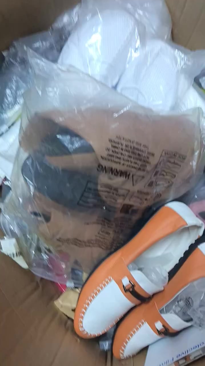 السلام عليكم شلع كلهن  للبيع مابيع مفرد الي على باب الله يفيدنه بطي سعر وبالعافيه بيهن كميه من الملابس قليله جدا واحذيه بيهن والالكتروني كله شغال مابي شي فحم مزاد اعلى سعرابيع ***********4واتساب
