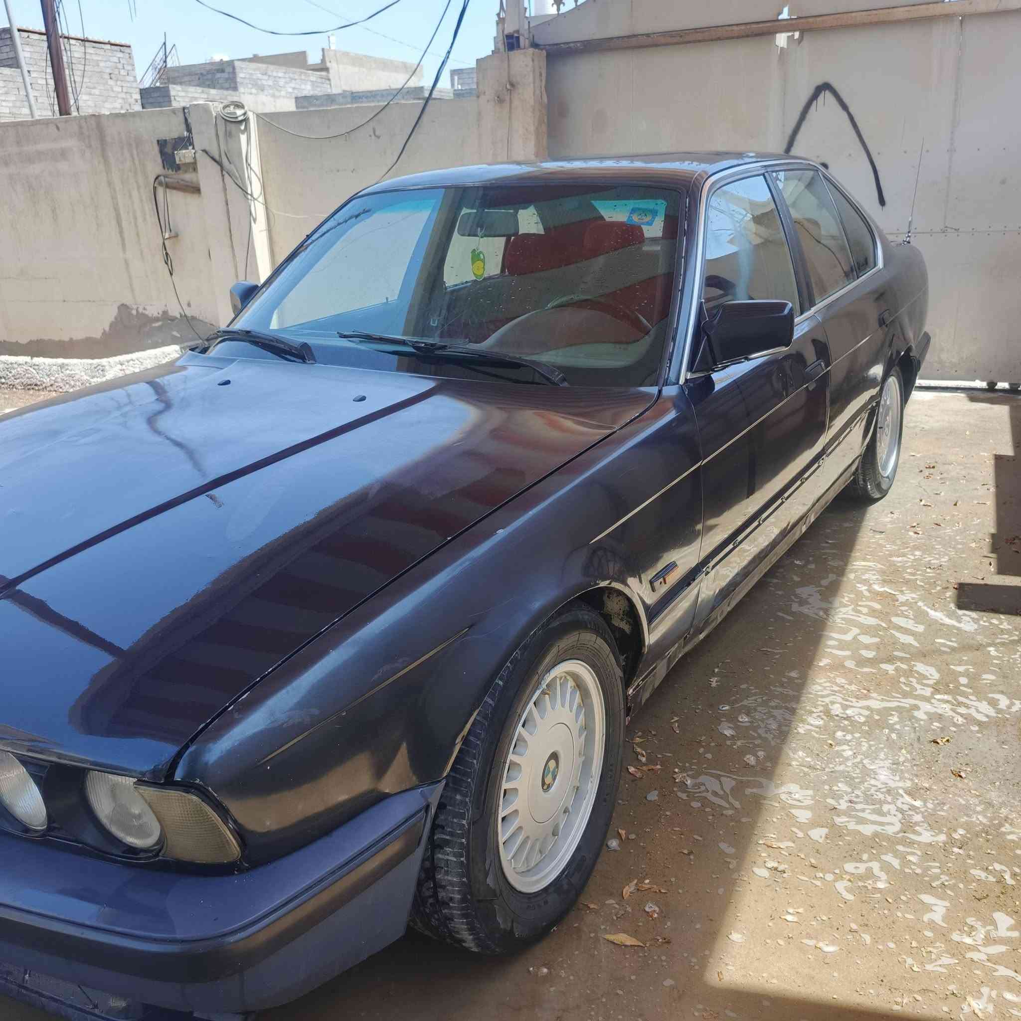 السلام عليكم
بي ام حجم 525 موديل 90رقم نينوى انكليزي مكينه مسكر گير مكينه تبريد حداديه كلها مكفوله مكاني موصل 
***********
***********
