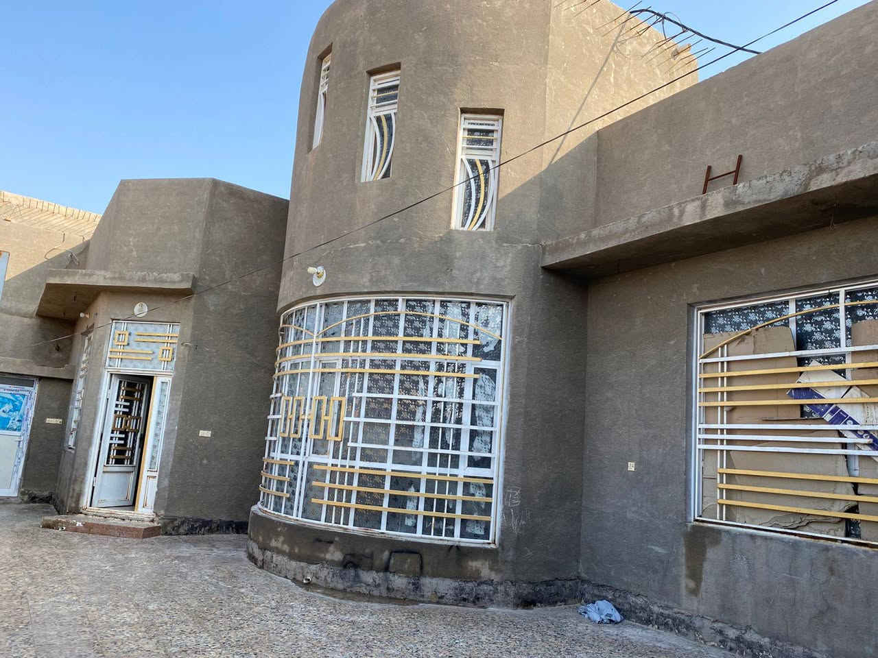 بيت للايجار مساحته ٢٥٠ متر متكون من ٢ غرف نوم  اصاله  استقبال ومطبخ مكانه نهاية شارع المدرسي قرب شارع ابو مهدي المهندس ***********
