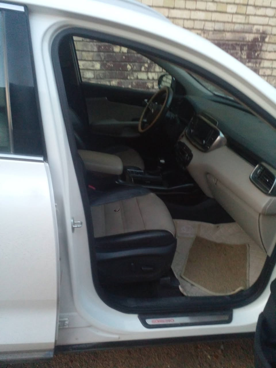 السلام عليكم عندي سورنتوو ٢٠ خليجي
٦سلندر  مكفو ول      وفوووولل 

رقم بغداد باسمي السعر ٢٦٠ 
مبايل ***********
