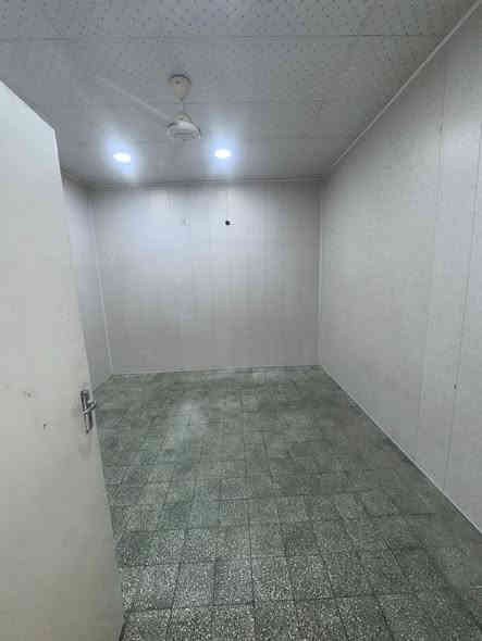 دار للايجار في الحارثية 
السلام عليكم 
دار للايجار سكن عوائل فقط او تجاري في الحارثية محلة ٢١١ الفرع المطل على شارع المعرض (فرع جامع القبنجي)
كهرباء وطني ٢٤/٧ خصخصة
كهرباء وماء معزولة وليس مشترك
واجهة 8 ونص متر
غرفة نوم كبيرة 6*4
غرفة نوم وسط 4*4
صالة كبيرة 5*4
مطبخ كبير 4*3
حمام + تواليت
كراج وحديقة خارجية
يحتوي على تانكي وماطور بوستر وسخان ماء  ومراوح سقفية

سعر الايجار مليون وربع للسكن
مليون ونص تجاري

للاتصال : *********** - ***********
