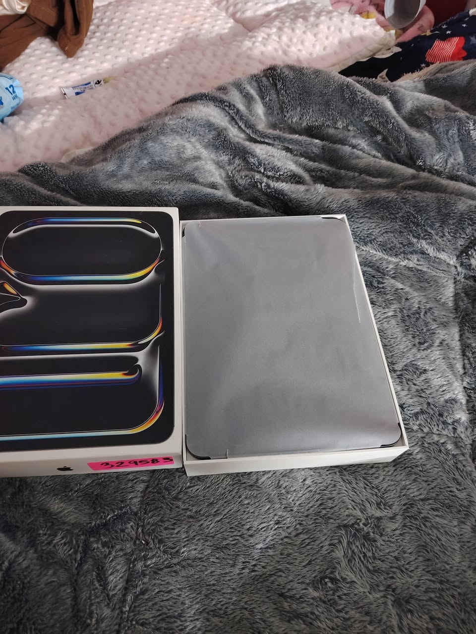 ايباد m4 256 بطاريه 100 عدد دورات شحن 19 نضافة 1000 /100 اذا تلكه بي شخط تأخذه بلاش الايباد صاله فتره عدي هواي بس اني ما استخدمه هواي يعني مرات شهر أو أقل مطفي وضامه بل كرتونه مخلي بي بس ببجي وما العب هواي ومن العب اخلي فريز ابيع بكج كامل ويه ملحقات
فريز ميمو الأصلي مشتري 25 
توصاله من بلكستون ايثر نت وشحن وسماعه سعر 75
سماعه هايبر اكس كلاود 3 الاصليه سهر 120 
كفر بلكستون جيلاتين مخصص للألعاب بي فتحات 25
لصق جام مات مخصص للألعاب سعر 10
سعر الايباد جديد حالين مليون 350 
اريده معه كامل ملحقات مليون 350 قفل الايباد ماخذه جديد عله أيدي تجي تأخذه من البيت إذا بي أي خلل تاخذ بلاش وفحص وين ما تريد اذا مو مثل جديد عيفه مكان نجف حي نداء ماكو توصيل تواصل وتساب *********** ذكرت كامل تفاصيل رجاان مو شراي لا تعبني ض
