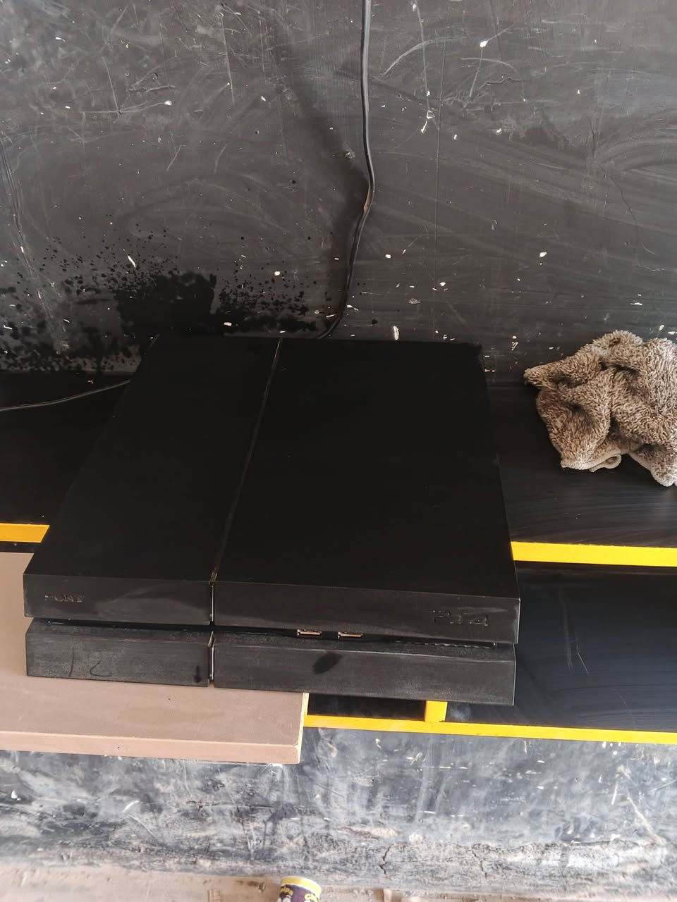 السلام عليكم ورحمه الله وبركاته بلاي4 فات للبيع سعر ٢٥٠ *********** ليفات مهكر جوز تكات 2 وحده اصلي وواحده عادي

