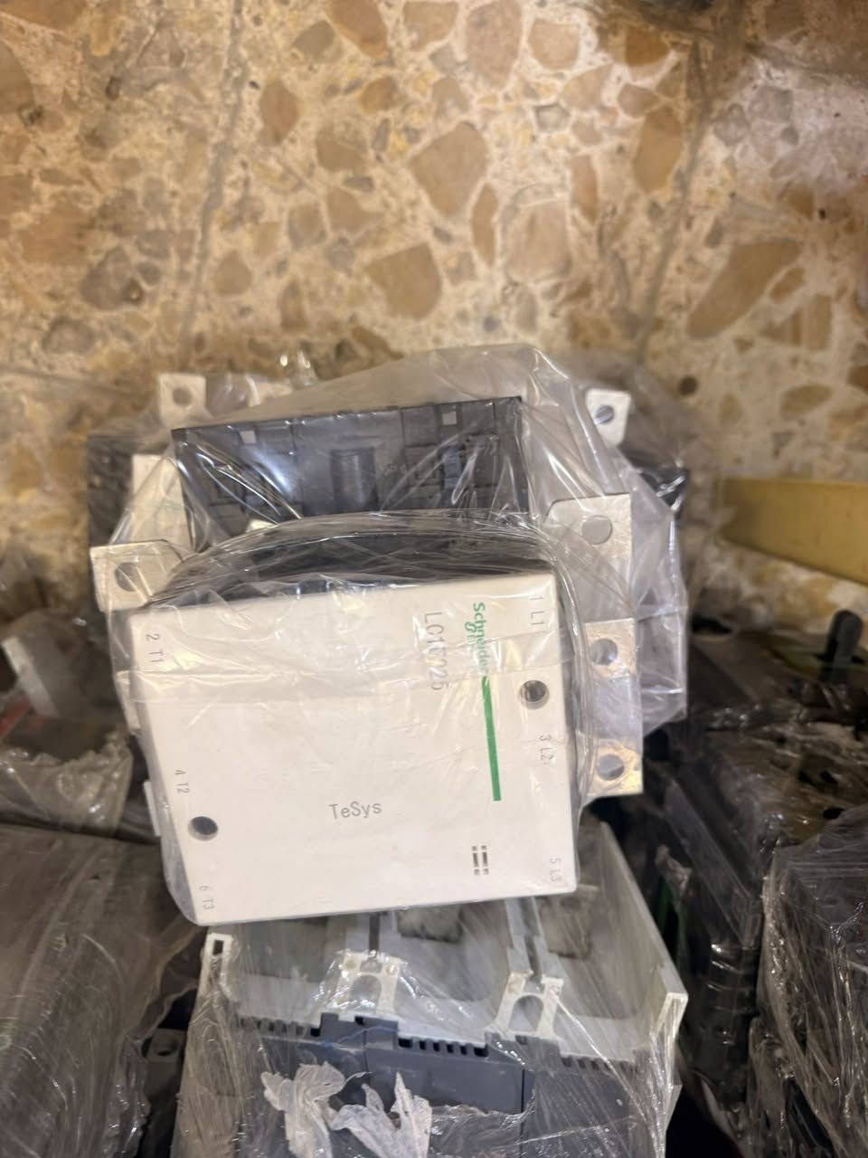 السلامً عليكم تتوفر كونتكتر اصلي باله شنايذر /25A/40A/50A/125A/250A/300A/ 400A/ 630A/1000A/  أتواصل ع رقم واتساب ‭٠٧٧٧ ٠٣٥ ٢٢٨٩‬
