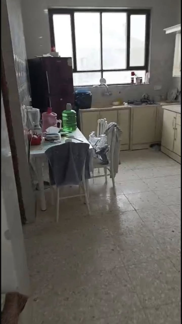 سلام عليكم مزرعة ١٠٠٠ متر سند ٢٥ منطقة البصام قريب الشارع العام متكونه من بيت حديث بناء ٢٠٢٥ وتحتوي على مسبح وغرفة نوم وصالة ومطبخ وهول السعر ٨٥ وبيه مجال بيه منضومة طاقة شمسية وبئر ماء الواجه ٢٢ متر والنزال ٤٨ متر ملاحضة الواقع احلى من الصور وبيه تفاصيل هواي للتواصل على الرقم *********** تكدر تستثمرها شاليه او استراحة
