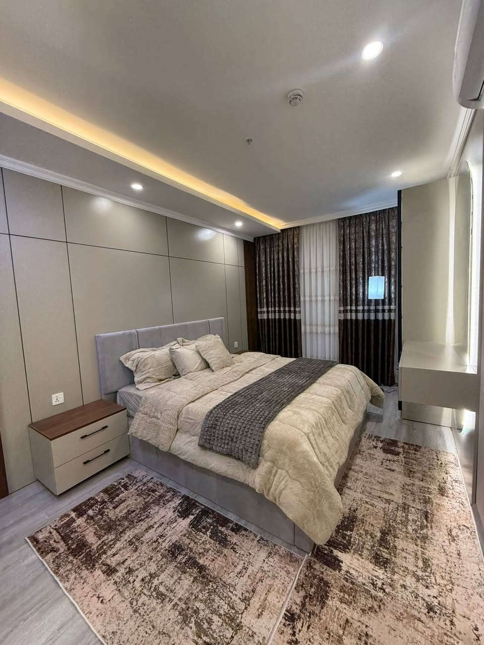 للبيع
شقة اسثمارية موجره 1000$
شهريا 

.شقة مؤثثة VIP 

.مؤثث 

.مكانها اربيل 
مجمع واو تاورز على شارع100 
تبعد 2 دقيقة عن امباير 
و4 دقايق عن المطار 

.غرفة 3 
.صالة
.مطبخ 
.حمام 2
.طابق. 5
.مساحه "170
.واجه خارجي 

للأستفسار اكثر التواصل واتس اب 
:***********
:***********
