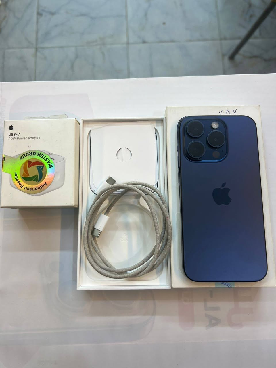 ايفون 15 برو فقط  256 ذاكرة 
بطارية 87‎%‎‎
نضافة 100‎%‎
كامل ملحقات الاصلية شركة ماستر شرق اوسط 
الاصلي وبيه ضمان 
استخدام قليل 
السعر مناسب 
***********
العنوان القطاع شارع السوك مجاور عوينات الكرار 
مركز الشمس
