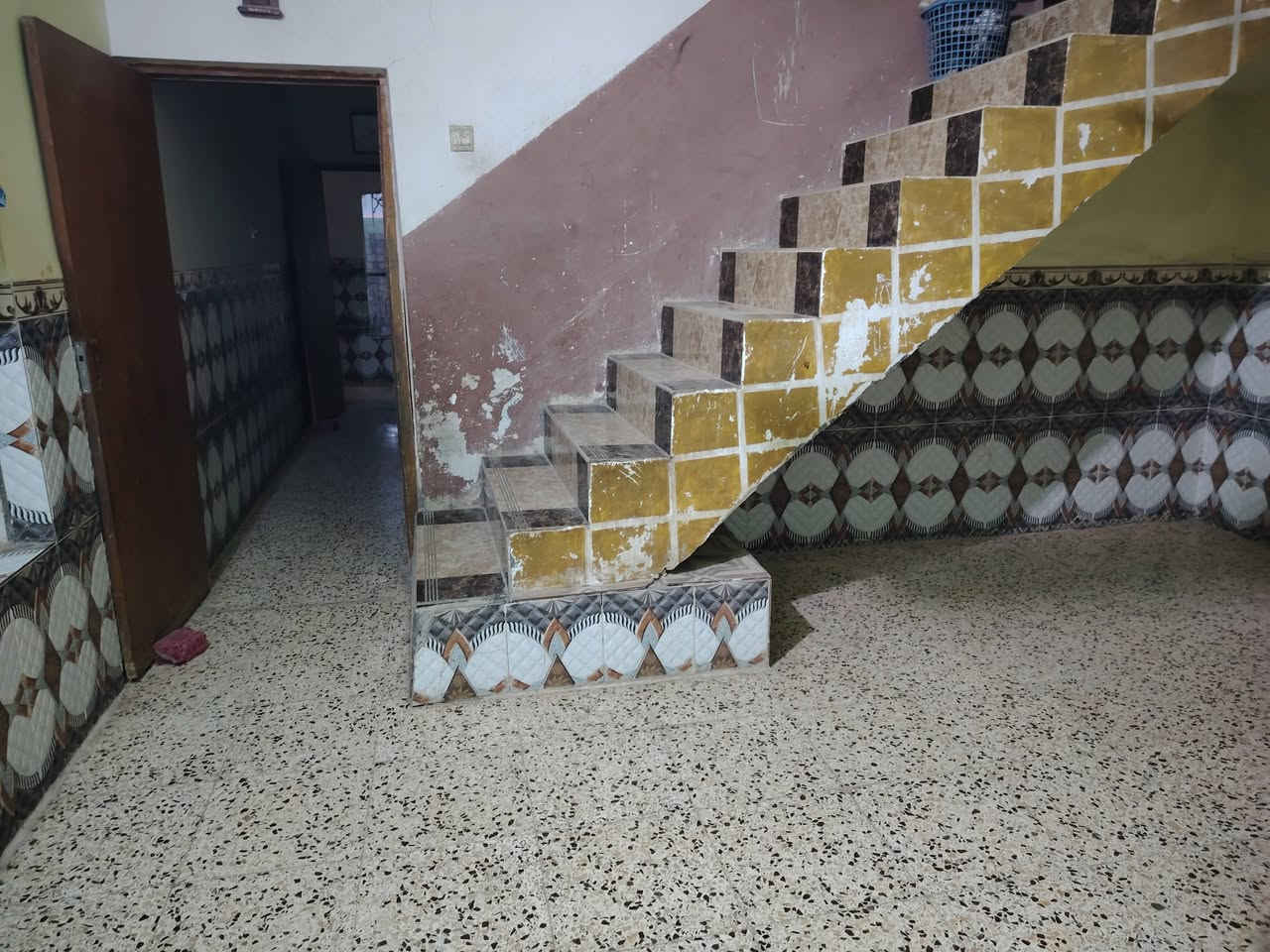 بيت #للبيع المساحه300 متر مكان بحي الشرطه ع شارع مقابيل الساحه والمدرسه بضعت النبوه اي استفسار الاتصال***********
