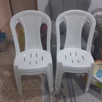 كراسي بلاستك ابيض عدد ٤ نظيفات موبايل ٠٧٧٠١٢٢٠٠٣٩