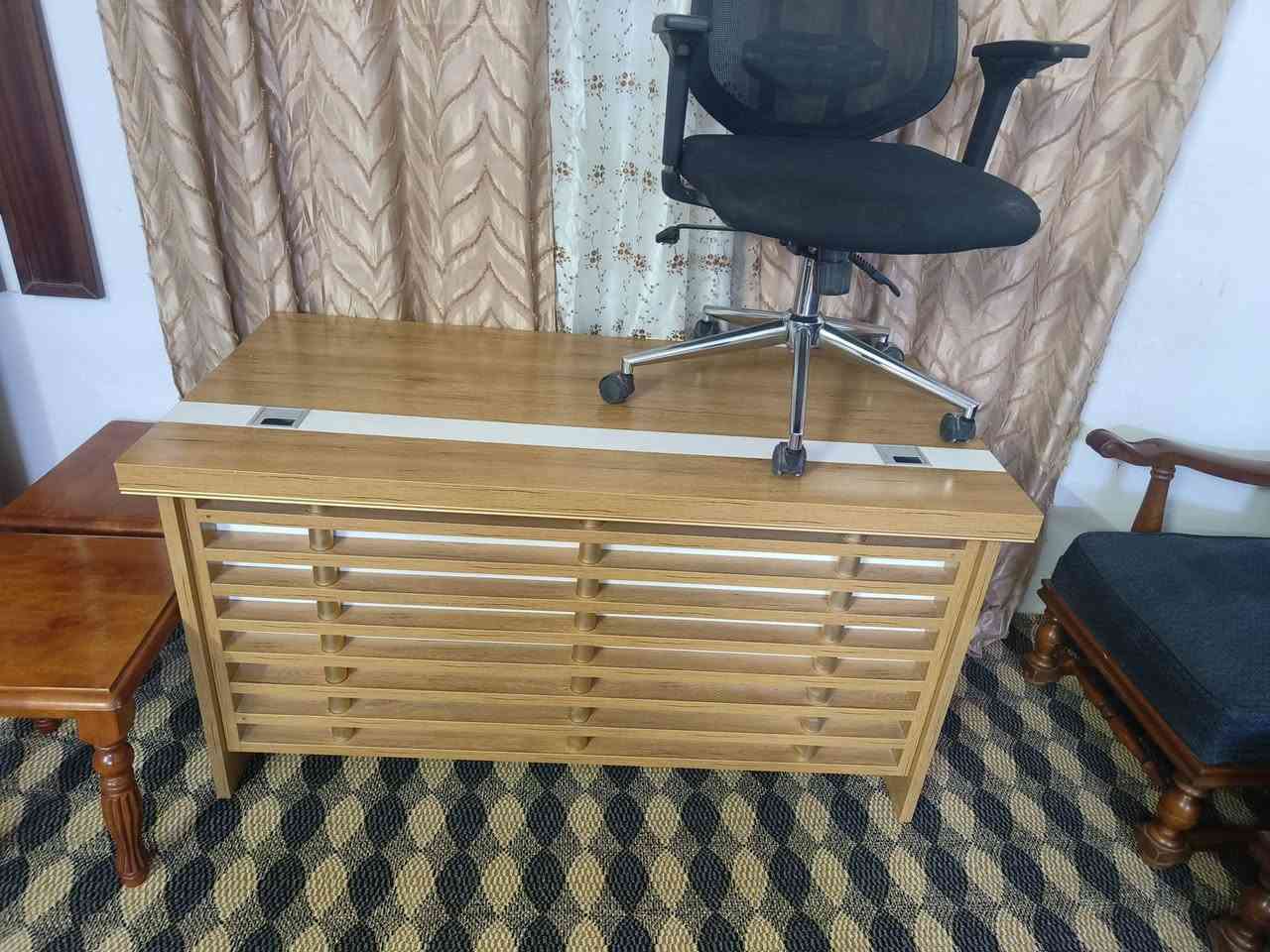 تخم نضيف جدا جلد لون اسود
5 مقعد مثل ماموضح بالصور يصير مكتبي او دكتور اسنان لان سهل التنضيف جلد يعني سعره 250 
ميز مكتبي مع الكرسي دوار وكلش جديد سعره 200 
ميز مكتبي ثاني  مع ملحقاته وكلش نضيف سعره 200
مكانه بغداد ابو غريب قرب مجمع بدور بغداد 
***********
