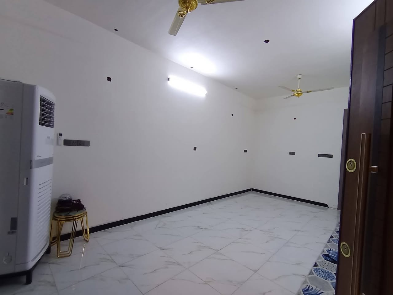 سلام عليكم
بيت للبيع مساحة 150متر واجهة 7.5 ونزال 20 طابقين بناء حديث  
طابق الاول=استقبال+مطبخ حار+مطبخ بارد+ غرفة نوم+صحيات عدد2 +صالة
الطابق الثاني= ثلاث غرف نوم+صالة جبيرة تصلح تصير غرفة+ صحيات عدد 2 
طابق ثالث بيتونة+سطحين 
العنوان الدورة الثامة خلف مقر الحشد 
رقم ***********
