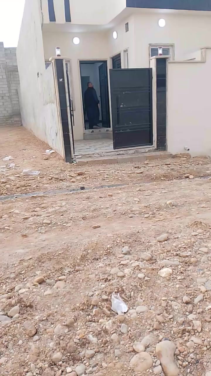 سلام وعليكم بيت بل قوسيات قرب المدرسه الصينيه مساحه 100
الواجه 6 عمق 17 بيت كامل بس تفتحو وتفوت تكعد بي سعر 37 وبي مجال ***********
