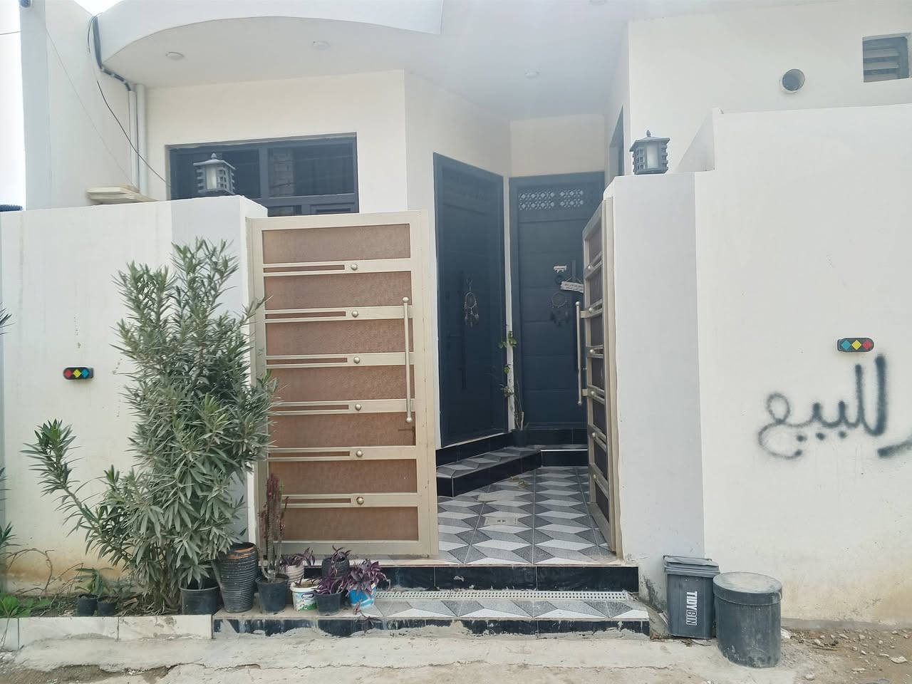 دار للبيع الموقع خلف دور القظات المساحه 100 زراعي  فرع أسواق الغدير بناء حديث للاستفسار ***********
