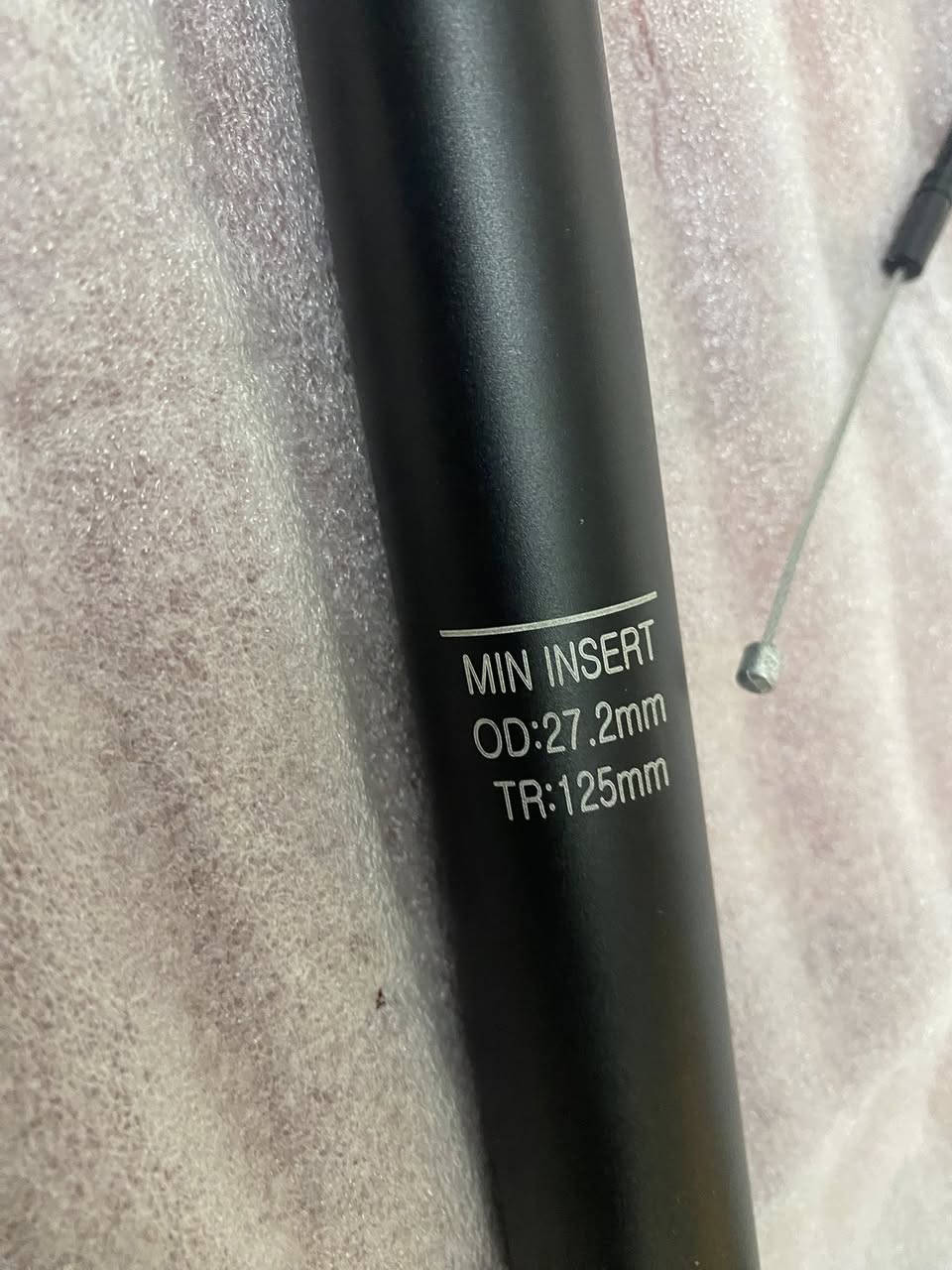 سعره 20 الف 

هذا المنتج هو عمود مقعد هيدروليكي قابل للتعديل (Dropper Seatpost) من العلامة التجارية ميروكا (MEROCA) مخصص للدراجات الجبلية. 
المادة: مصنوع من سبائك الألومنيوم الخفيفة الوزن. 
الوظيفة: يسمح بتعديل ارتفاع المقعد أثناء القيادة عبر جهاز تحكم عن بعد (Remote Lever). 
المواصفات: يتوفر بأقطار مختلفة (مثل 27.2 مم، 30.9 مم، 31.6 مم) وأطوال سفر متنوعة (مثل 100 مم، 125 مم). 
التركيب: يتميز بنظام توجيه الكابلات الداخلي لترتيب أنظف.


**إذا كنت صاحب هذا الإعلان وتريد حذفه لأي سبب، رجاءا أرسل رسالة إلى الدعم الفني**