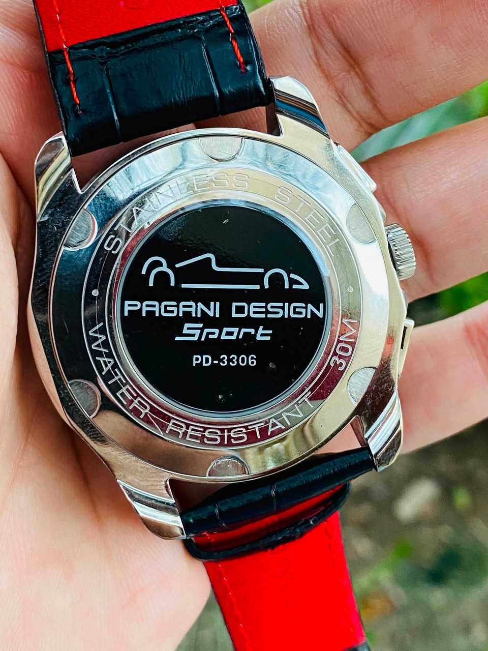 Pagani Design PD-3306 باجاني ديزاين موديل ساعة
وهي ساعة يد رياضية بتصميم كرونوغراف ومزودة بحزام من الجلد الأسود مع خياطة حمراء بارزة.

المواصفات التقنية للساعة:
نوع الحركة: كوارتز يابانية (Quartz) عالية الدقة.

الوظائف: كرونوغراف (سور عريض رياضي)، عرض تلقائي للتاريخ، وساعة إيقاف.

قطر الهيكل: يتراوح بين 43 إلى 44 مم.
سمك الهيكل: 12 مم.
مادة الصنع: الفولاذ المقاوم للصدأ من الدرجة الطبية (316L Stainless Steel).

مادة الزجاج: زجاج هاردلكس (Hardlex) المقاوم للخدش والصدمات.

مقاومة الماء: حتى 30 متراً (3 بار)، وهي مقاومة لرذاذ الماء والتعرق والغسيل الخفيف.

حزام الساعة: من الجلد الطبيعي الأسود مع خياطة حمراء مميزة وقفل كلاسيكي مشبكي.

السعر خاص.


**إذا كنت صاحب هذا الإعلان وتريد حذفه لأي سبب، رجاءا أرسل رسالة إلى الدعم الفني**