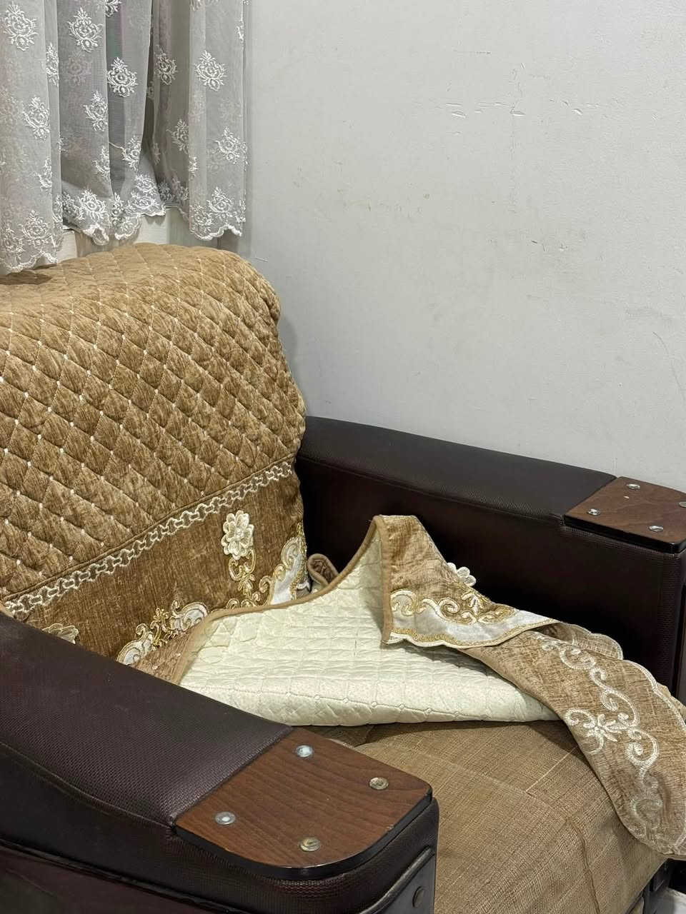 تخم تحته مخزن ويصير سرير مستعمل
واحد كبير و٣ صغير النوع الاوربي دبل سبرنك


**إذا كنت صاحب هذا الإعلان وتريد حذفه لأي سبب، رجاءا أرسل رسالة إلى الدعم الفني**
