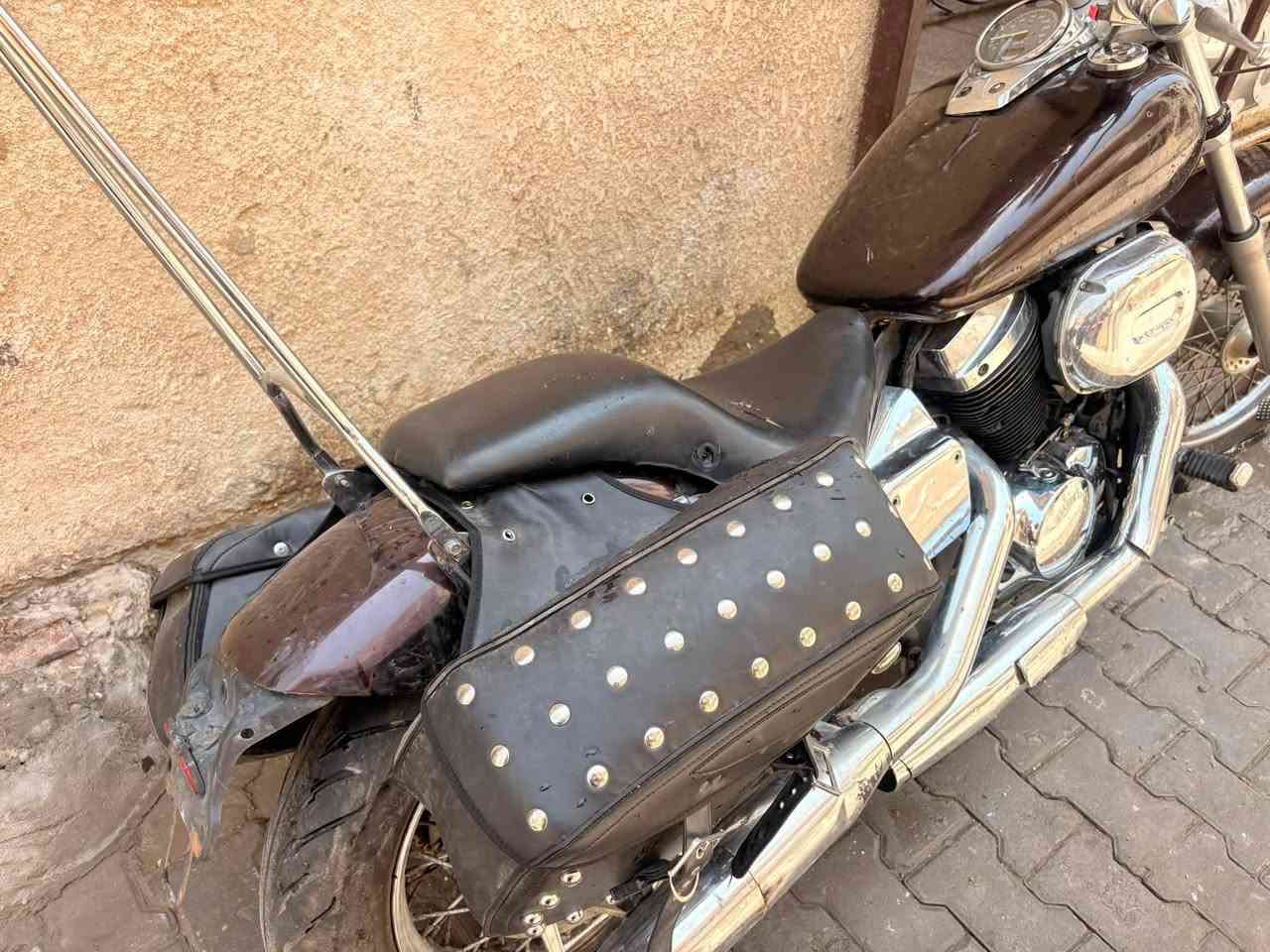 السلام عليكم 
شادو سلاشر 
محرك 400 
كفالة محرك وكير 
تخم تاير جديد 
دسكات وبنز خلفي جديد 
زنجيل جديد مكرز وكامل 
الدراجة كفالة سرقة وعشائر 
بدون اوراق 
مكانهه بغداد 
سعر 12 ورقة وبيهه مجال 
***********
