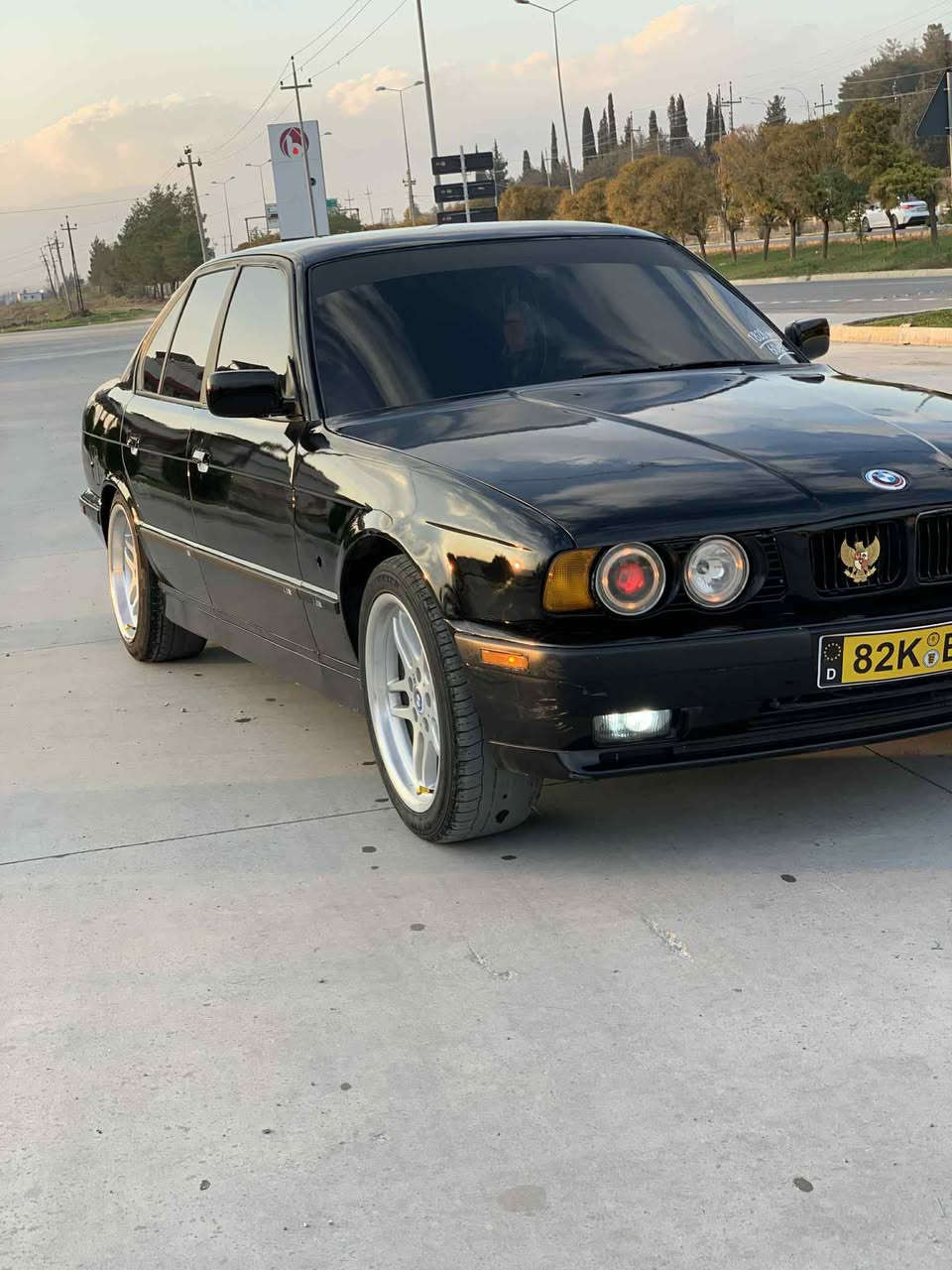 1992 BMW  525 گێر عادی 
گێر مەکینە ئەکس سەوت دوکەڵ بوخار بەشەرت  دوجام کارەبای ناوی زۆر خاوێنە کوشن دەشبول بەرەسەقف تازە گۆراوە بەشەرت بنی توندو تۆڵە بەشەرت گەرمی ئیشەکات کامل کرەبای مەزبوتە بەگلایت سەر سپی تازە بۆی کراوە لایت ئەڵقە دەدەعامیەکانی تازە گۆران لۆک ئاوێنە گوێبەرخ    کامل کورە کراوە ٦ گەڵا بەس لەبۆیاغەکەی دراوە 
بێمەسرەفە گشت گیانی بەشەرت 
*********** 
35 گەڵا
