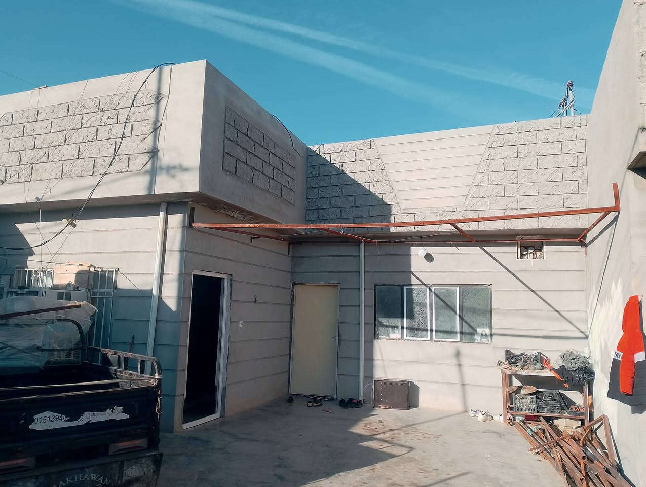 السلام عليكم دار للبيع مساحه 200 متر رقم مسجل بالبلديه
العنوان - واحد حزيران - شارع النخيل - خلف الخيم اول فرع العريض 
متكون من غرفتين و صاله كبيره واستقبال كبير معزول عن البيت  ومطبخ  ودرج داخلي وبيتونه مع صحيات خارجيه تواليت وحمام  عرض الشارع 15 متر مع رصيف 4 أمتار 
السعر المطلوب ٦٨ مليون وبي مجال ويرهم نصف المبلغ نقدآ والنصف الآخر بالقسط 
للاستفسار الاتصال على الرقم او الواتس اب 
*********** اسيا📞
*********** زين 📞
