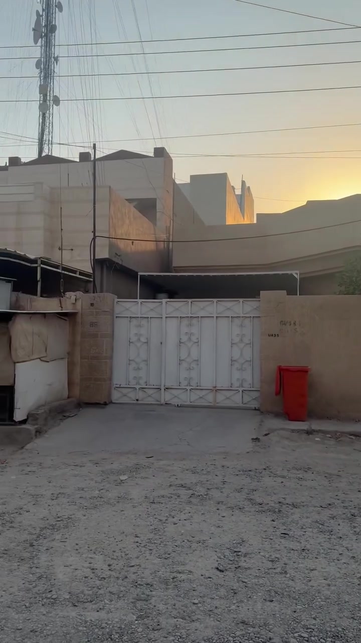 للبيع بيت مساحه 242متر حي الخضراء 
موقع مميز خلف شارع العام 
بناء البيت 2010
الاستفسار والاتصال ***********
مصطفى محمد للعقار 
عنوان المكتب حي الضباط مقابل شارع 2000
