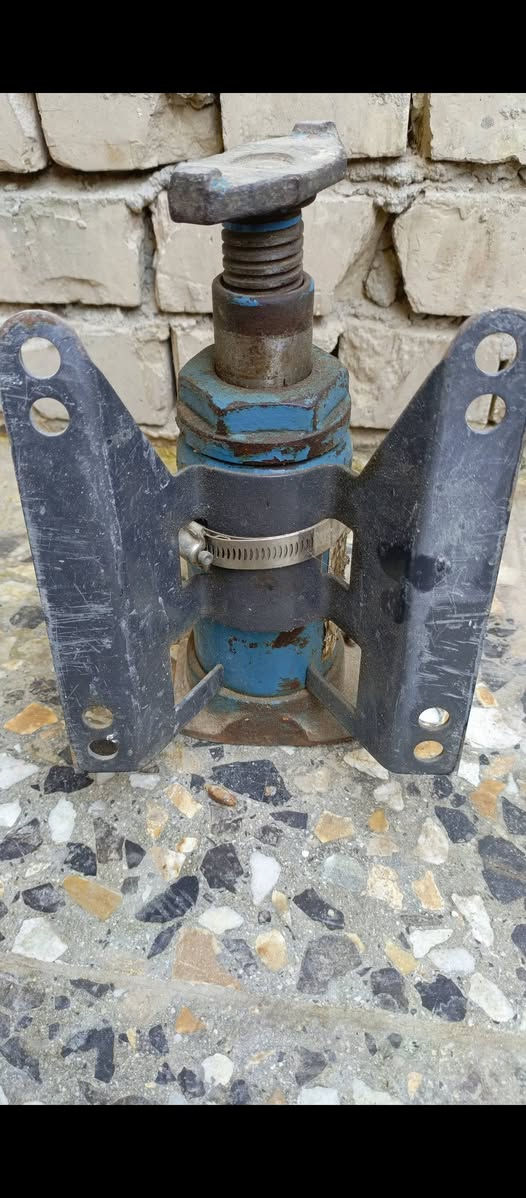 السلام عليكم اخوان جك اتيكو بلادي وية القاعدة الي تنشد بالشاصي للبيع السعر ٥٠ الف العنوان بغداد الدورة ***********
