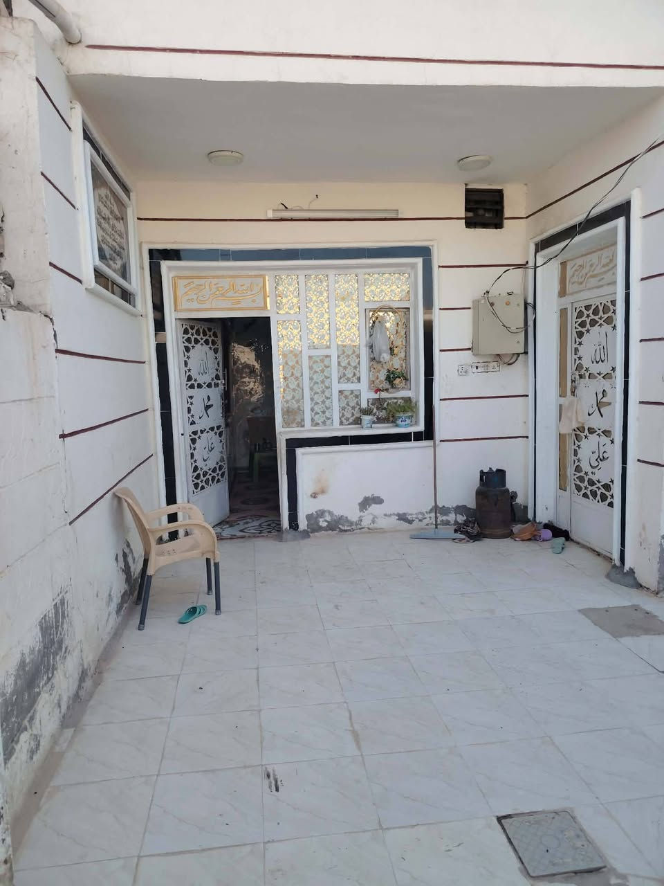 سلام عليكم بيت للبيع طابو زراعي مساحته 160متر بيت بناء حديث قرب شارع 30السايدين بلفرع  يبعد عن تبليط 150متر الصطح عكاده وصب غرفتين نوم صاله مطبخ ستقبال صحيات خدمات ماء كهرباء مجاري جاهز من كلشي  مكلف ***********
