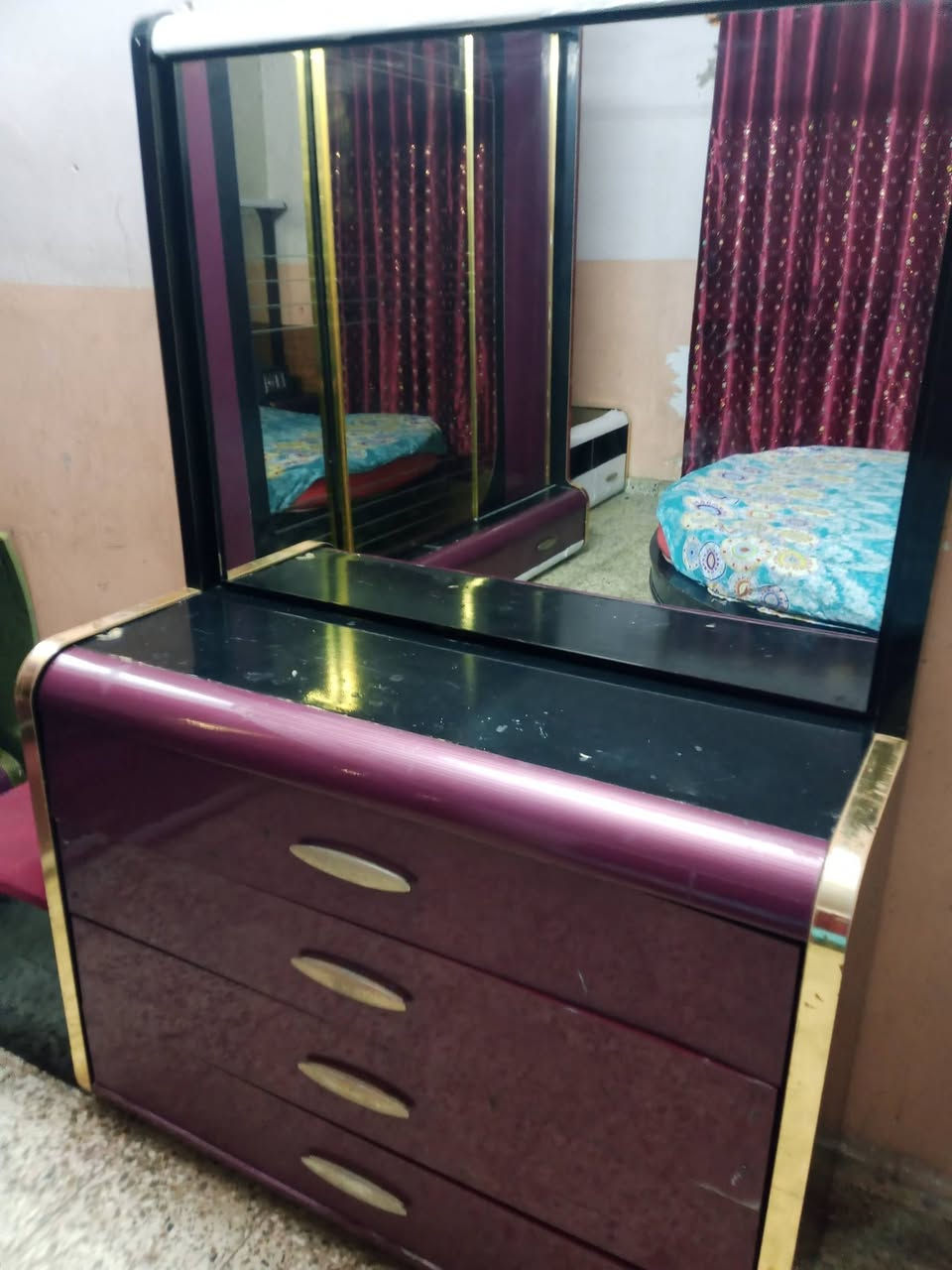 سلام عليكم غرفه نوم البيع مكان بغداد الحسينيه راشديه السعر 600وبيها مجال اتصال ع الرقم ***********
