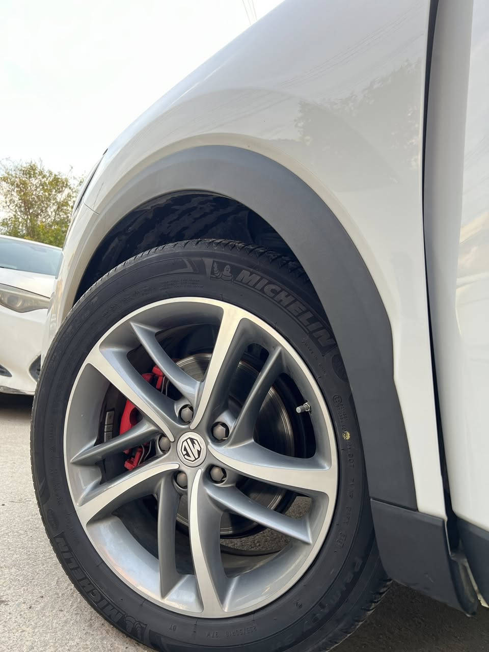 MG HS 30T
مكينه 2000 تيربو 
السياره ماشيه 11 الاف كيلو فقط (في حالة الوكاله)
كلين تايتل(بدون صبغ+بدون ضرر)
ضمان الى 2031 ضمان شركة mg
السياره فول مواصفات (trofy)
كشنات جلد(احمر)
شيفتات ستيرن
تدفئه كشنات
كشن كهرباىي
عداد ديجيتال
بانوراما

 12 كامره + حساسات

تبريد قطعتين

صندوق كهربائي

ثلاجه داخليه

منقي للهواء

كشن رياضي

لد محيطي 41 لون متغير

فوول سستم صوت+ ايرباك

4*4 فور ويل

ومواصفات بعد كثيره
 السعر ( 149) ورقه

الموقع(موصل)
للتواصل

***********
