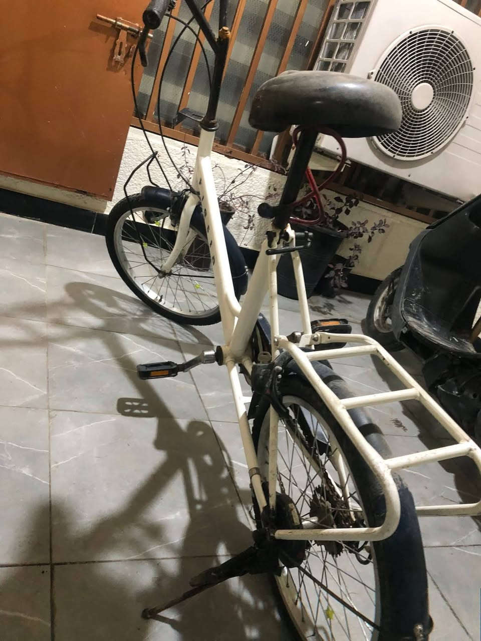 السلام عليكم رمضان كريم
اخوان بايسكل للبيع نضيف وكير وبريكات امامي خلفي وتايرات ودايمنو بريك عكرب مكاني بغداد الاعضميه 
للاتصال:*********** ملاحضه حتى ماتعبك الكير يرادله واير وبي بنجر انشالله اذا صارت القسمه موجود المصلح
