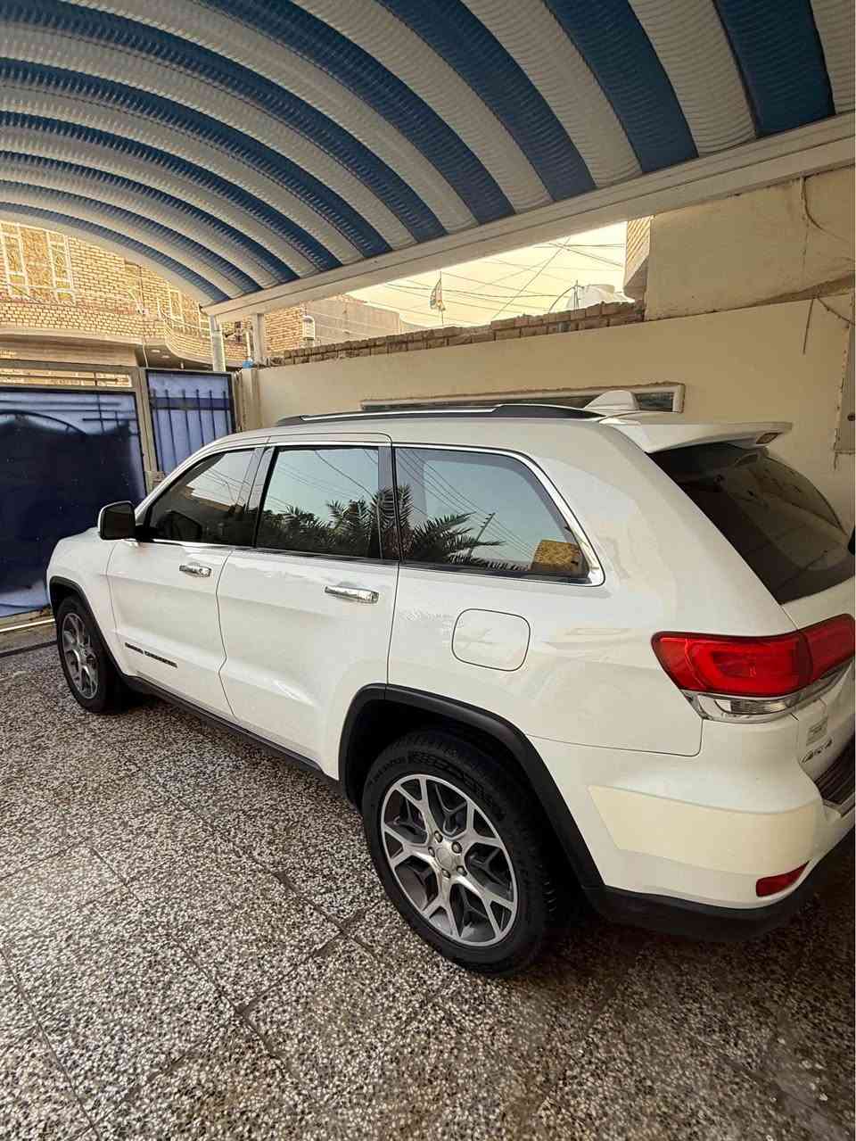 السلام عليكم جيب لاريدوا خليجي موديل 2019 لمتد بلاص فول مواصفات رقم بغداد تحويل مباشر سياره عل وضع الشركه تخم تاير حداديه كله جديد مواصفات السياره 
فتحه سقف 
لايت عدسه قلاب 
مري شفط 
داخل عسلي 
حساسات امامي خلفي 
رادار جانبي 
مكان السياره ذي قار 
رقم الهاتف *********** ناصرية, ذي قار
