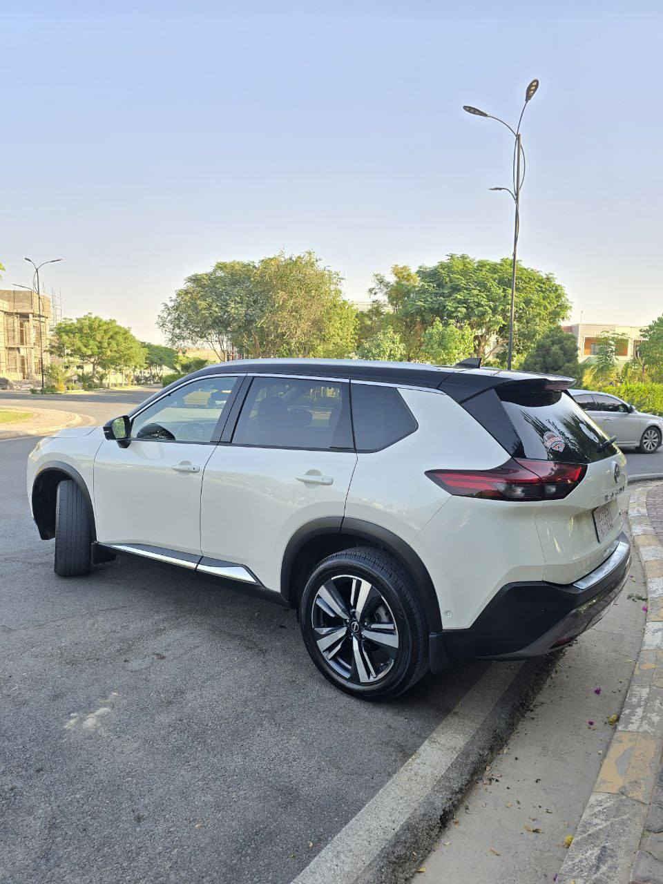 � للبيع | نيسان روج 2023 🇯🇵 | فل مواصفات 1/1 💯
( بعدها كاتى بدون رقم ) تترقم جميع محافظات كوردستان
1500 Turpo 
✨ (( مواصفات ملكية + حالة ممتازة ))

🔷 الموديل: 2023
🔷 اللون: صدفي (أبيض ملكي ) سقف أسود 
🔷 الحالة: واحد على واحد 🔥
🔷 العداد: ( 28 mil ) مشي أمريكا فقط

🛠️ المواصفات الكاملة:
✅ فل مواصفات من المصنع
✅ فتحة سقف بانوراما 🌅
✅ قير طيارة + شفتات خلف الستيرن 🚀
✅ تبريد وتدفئة  - قطعتين ♨️❄️
✅ حساسات أمامية وخلفية 📡
✅ شاشة وسطية + نظام ملاحة 🧭
✅ بردات خلفية 💎
✅ صندوق خلفي كهربائي 🔋
✅ داخلية فخمة جداً 🪑
✅ أنظمة أمان متكاملة: تحذير تصادم، نقطة عمياء، ثبات إلكتروني 🛡️

📸 ملاحظة:
📍 تفاصيل الحادث موضحة بالصور المرفقة كلين دعاميه أمامية فقط وأثناء التحميل صار بيها شخط موضح بالصور وتكحل على كده فقط

🔧 السيارة مخدومة بالكامل وجاهزة للسفر

📦 ما تحتاج صرف – ( فقط رقم )

📍 موقع السيارة: ديالى _ جلولاء

📞 للتواصل والاستفسار:
📱 ***********
