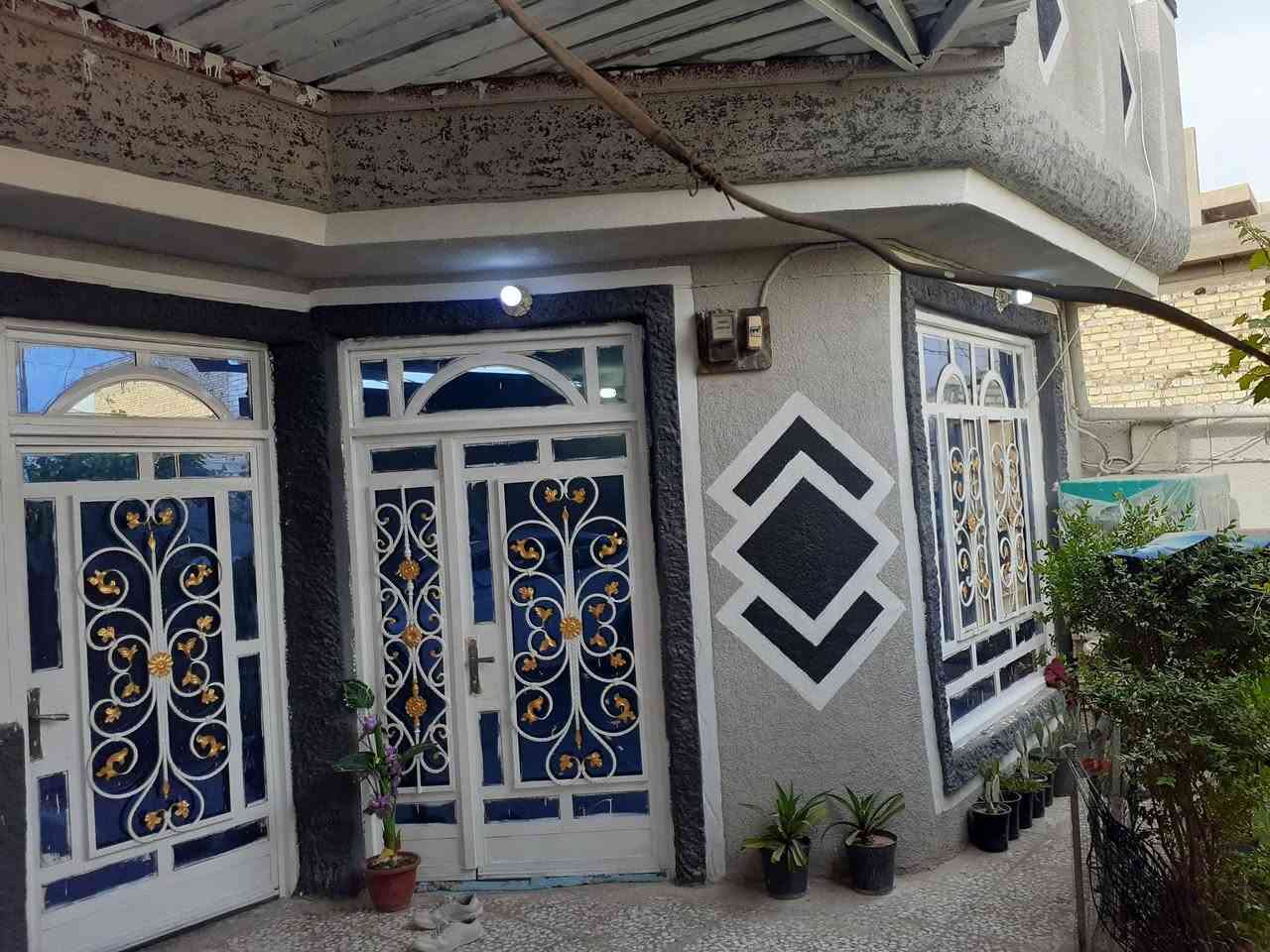 سلام عليكم دار للبيع طابوصرف مساحه 200 طابق واحد شارع 80مقابيل مدينه ألعاب أرض بابل  يبعد عن الشارع حوالي 70متر يتكون 2غرف نوم وصاله ومطبخ وكلدوروصله وصيحات خارجية وحمام رقم صاحب الدار ***********
